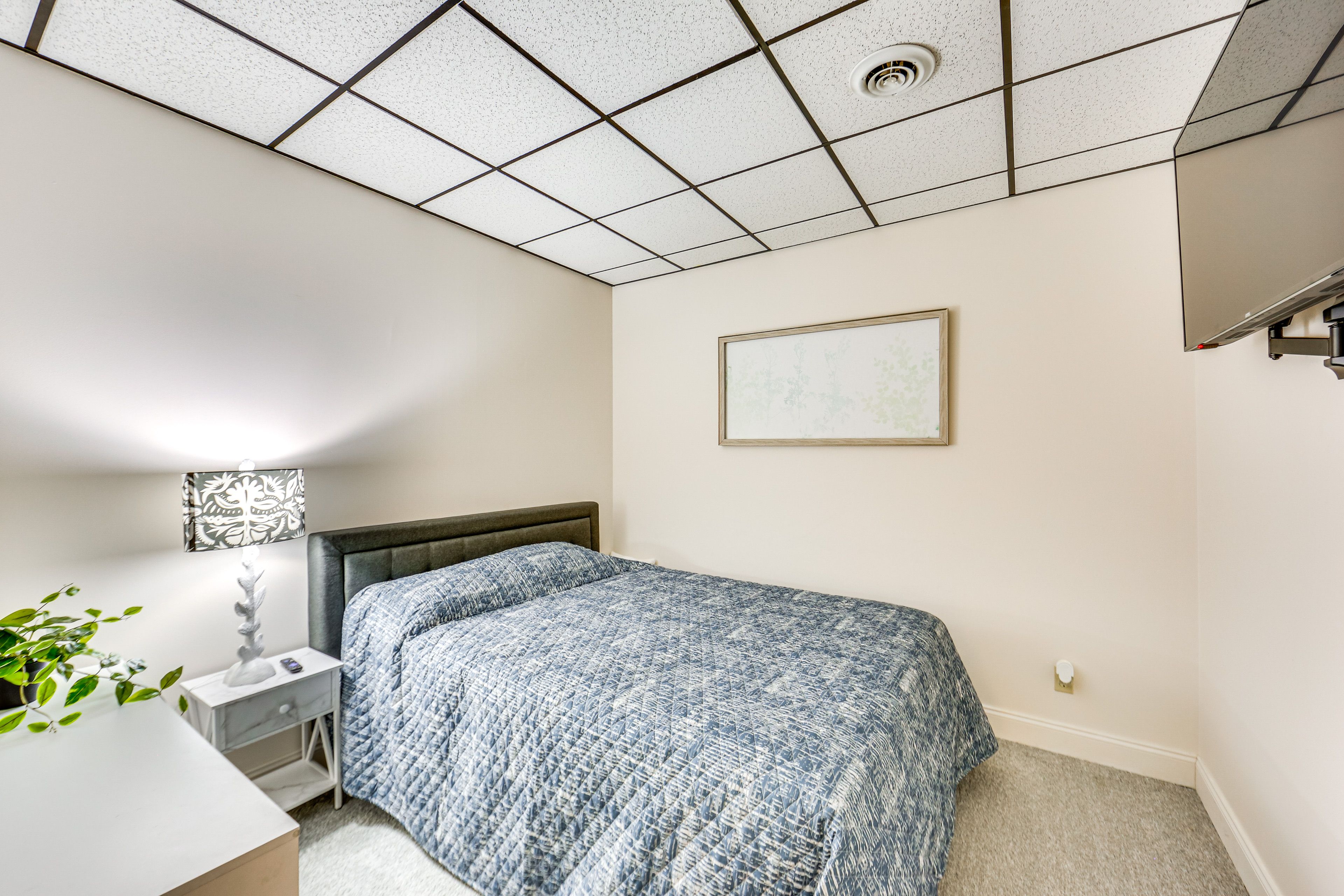 Unit 9 | Bedroom 12 | Queen Bed