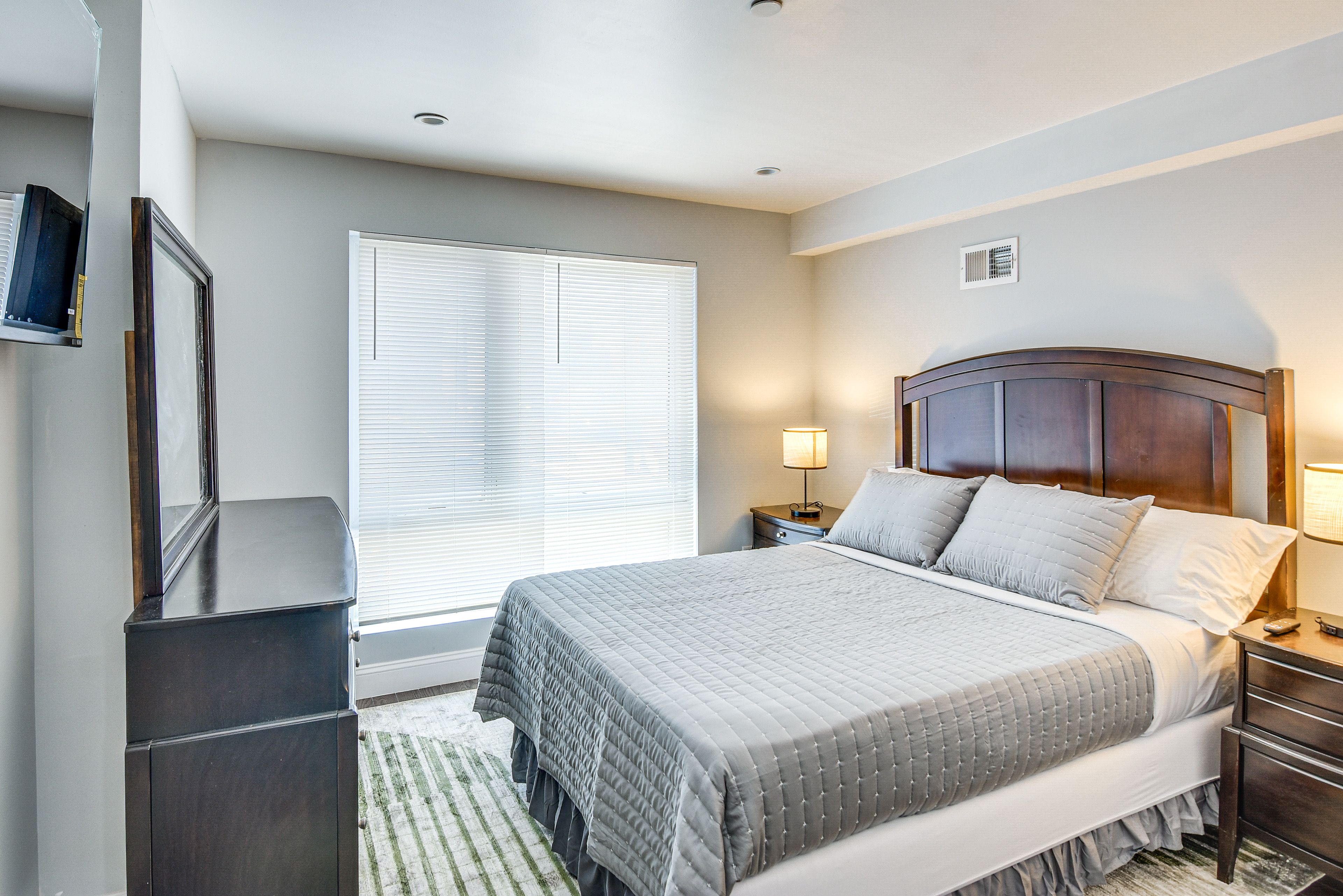 Bedroom 1 | Queen Bed | 1st Floor