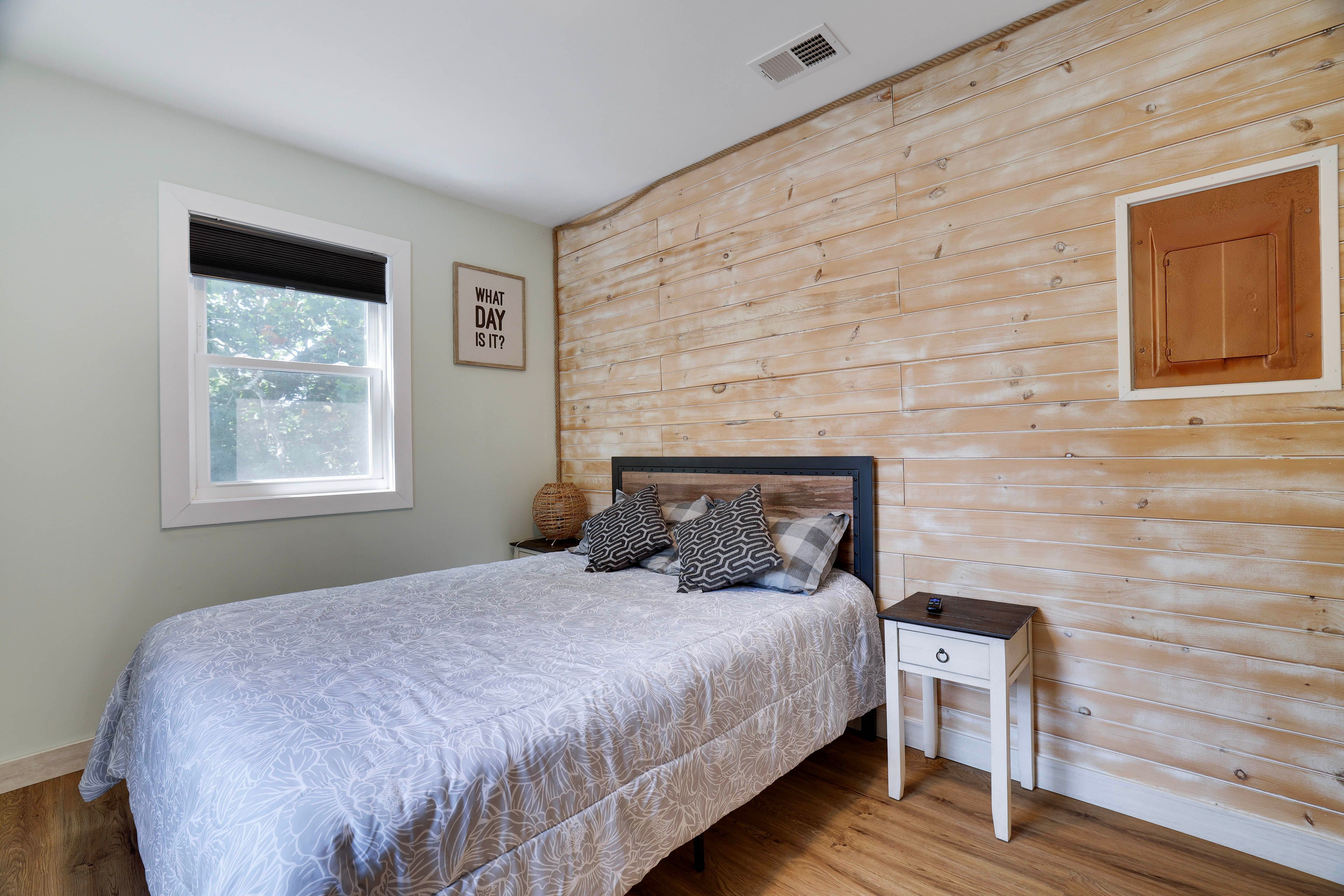 Bedroom | Queen Bed