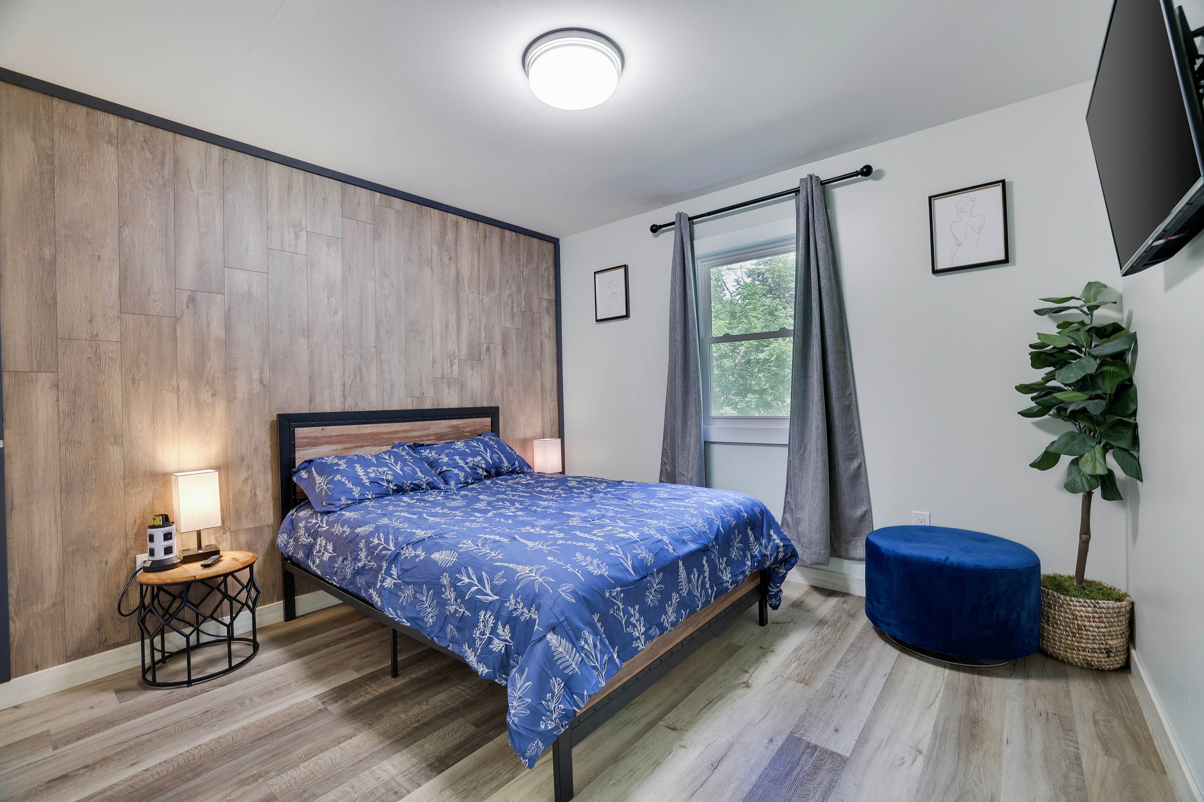 Bedroom 1 | Queen Bed
