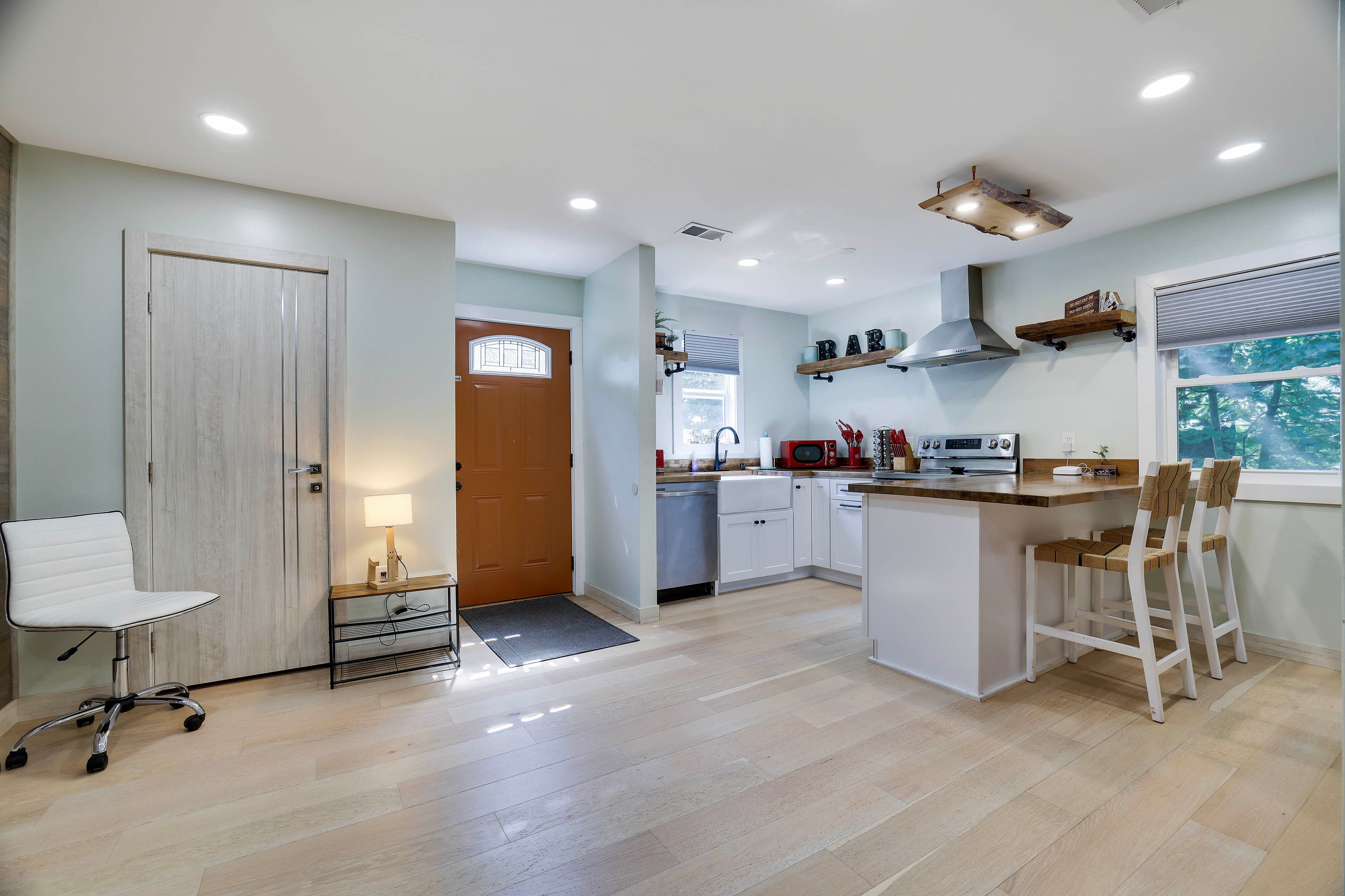 Kitchen | 1st Floor | Dining Area | Dishes & Flatware Provided