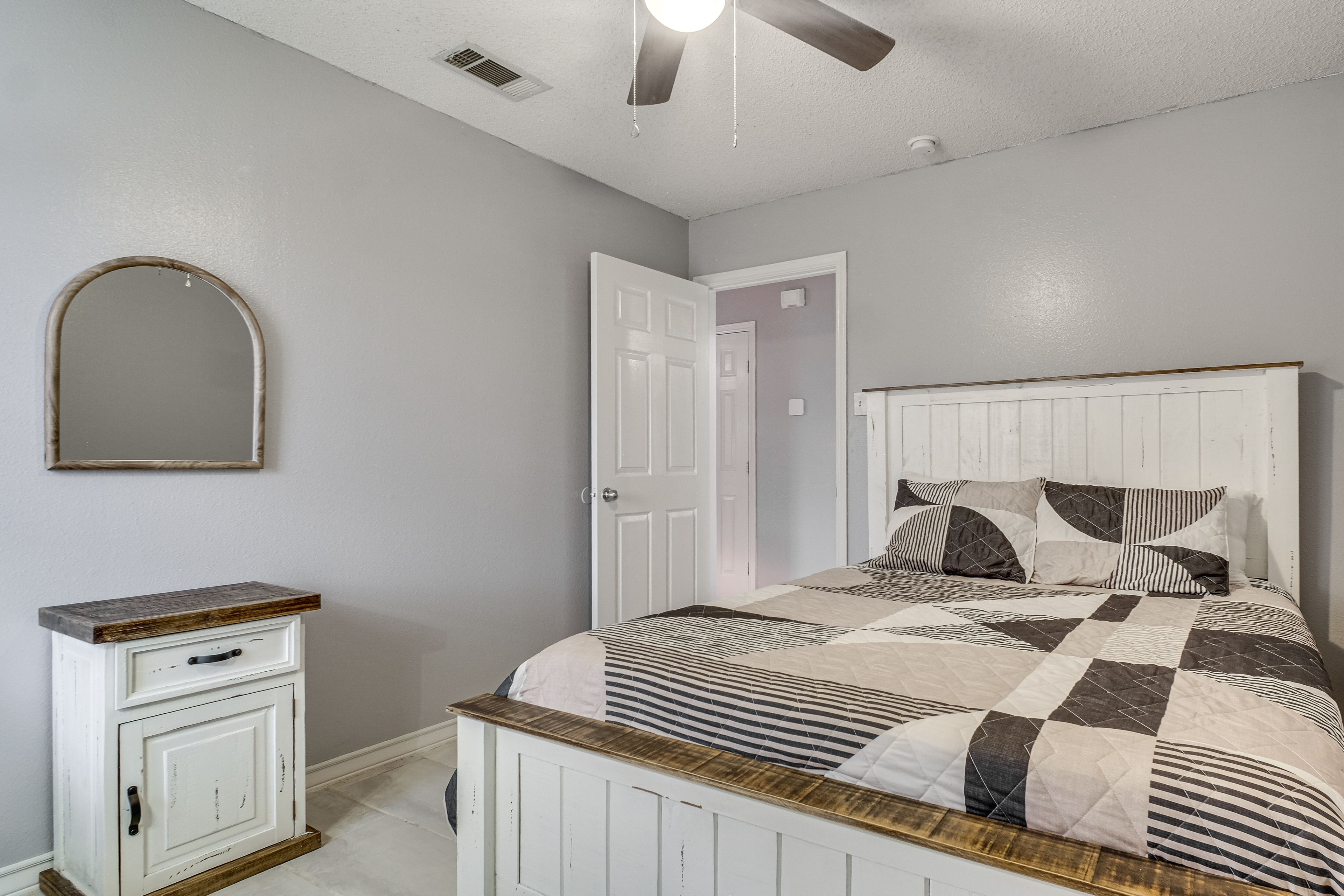 Bedroom 2 | Queen Bed