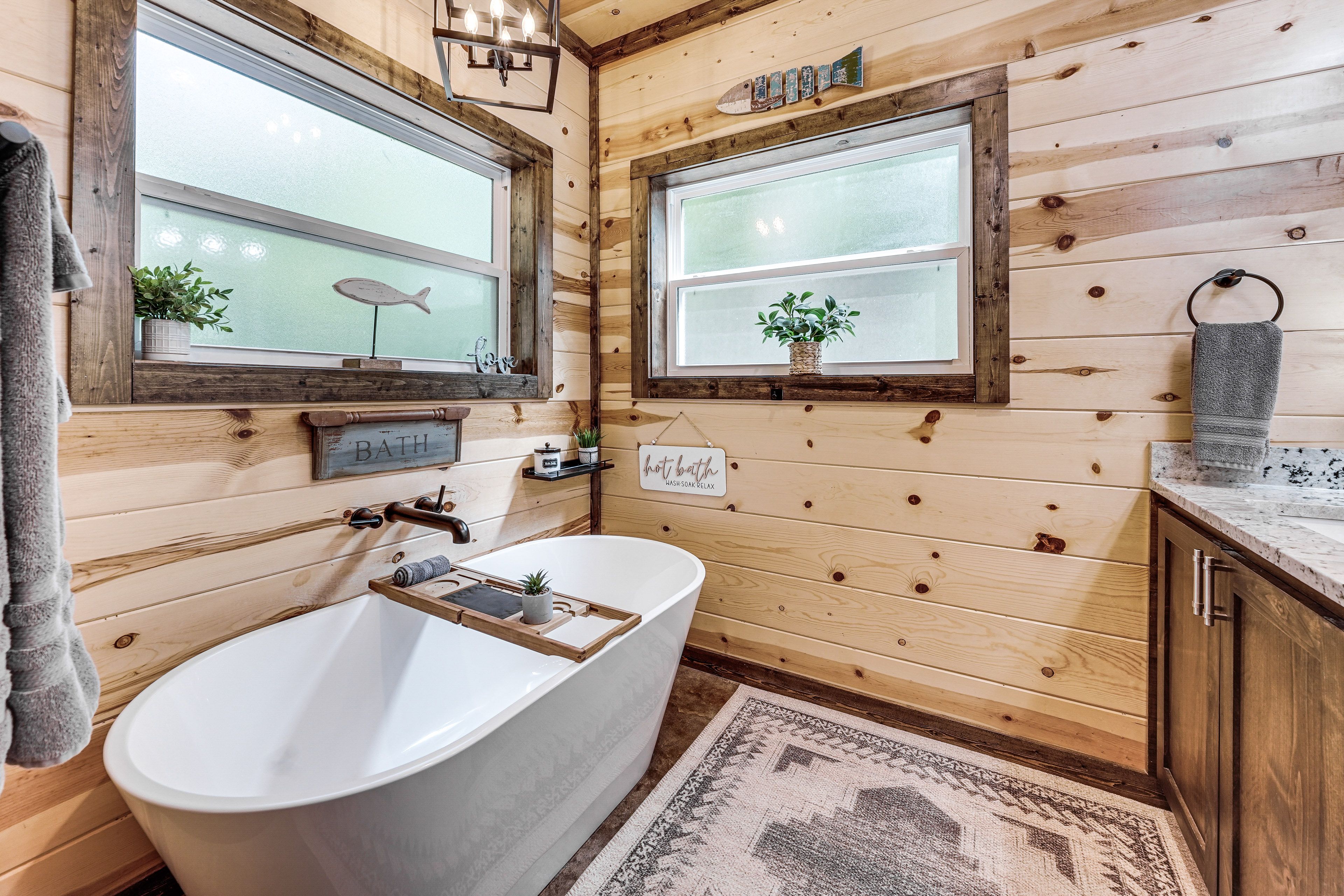 En-Suite Bathroom | Soaking Tub | Towels & Linens Provided