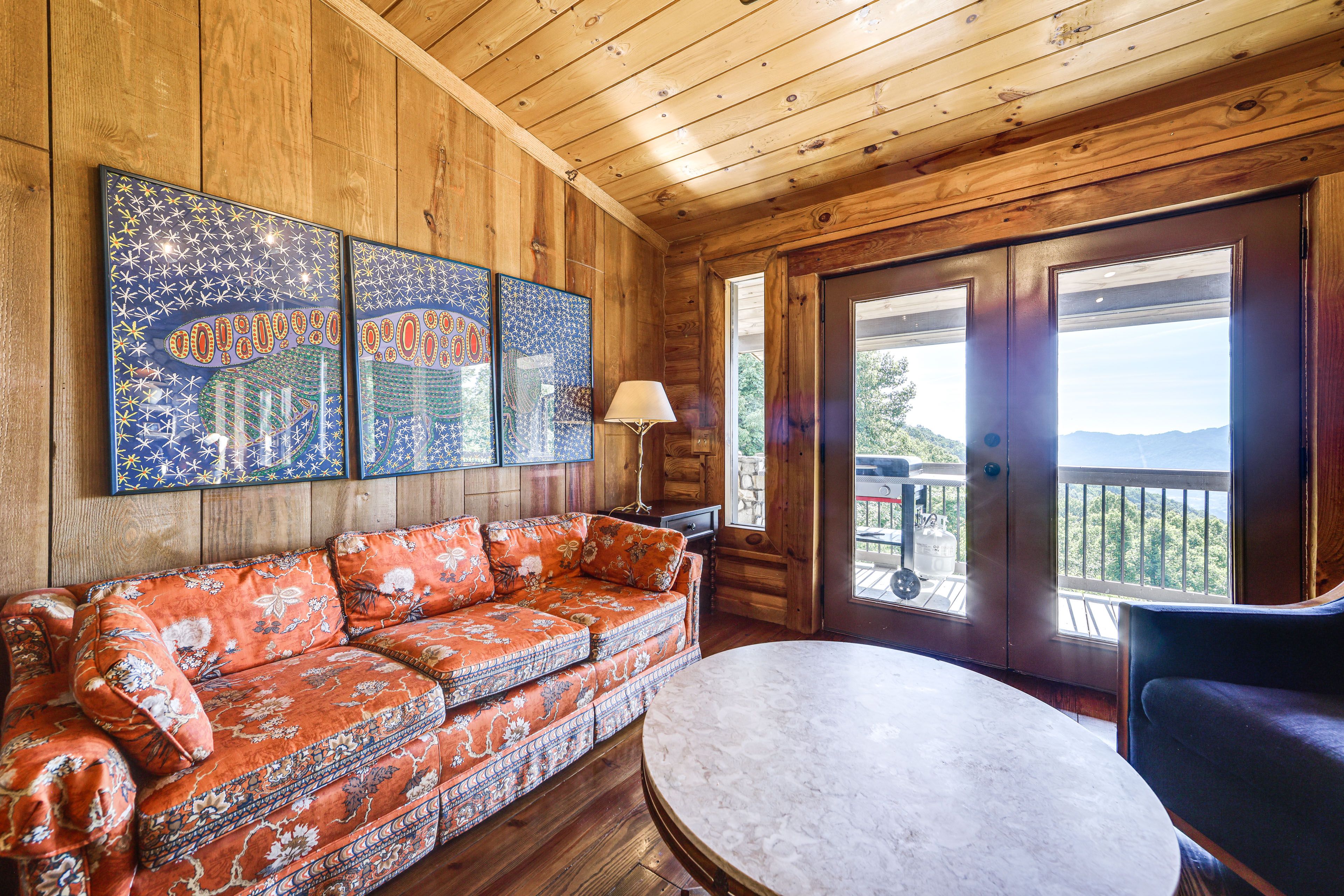 Sitting Area | Main Floor