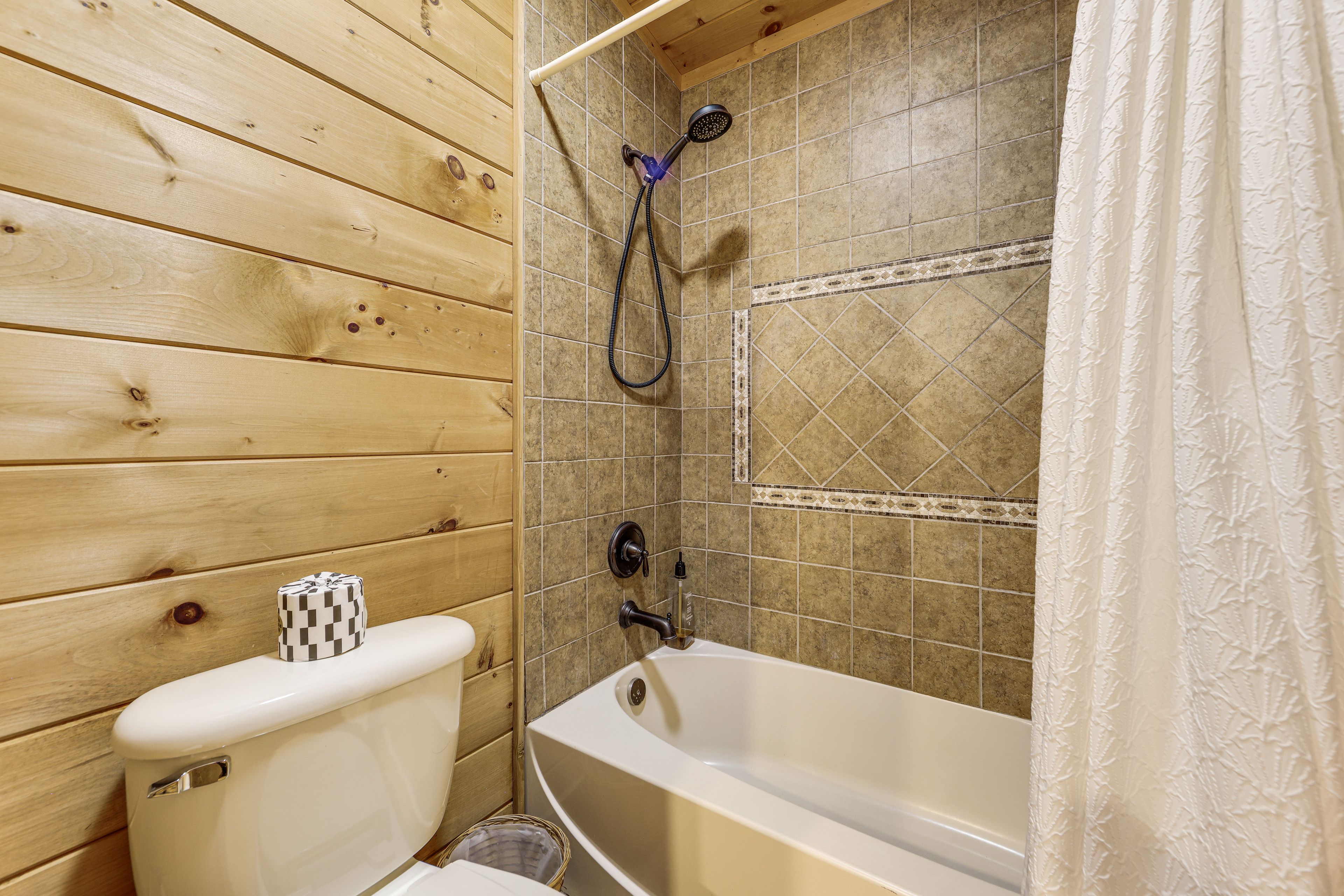Jack-and-Jill Bathroom | Towels & Linens Provided | Main Floor