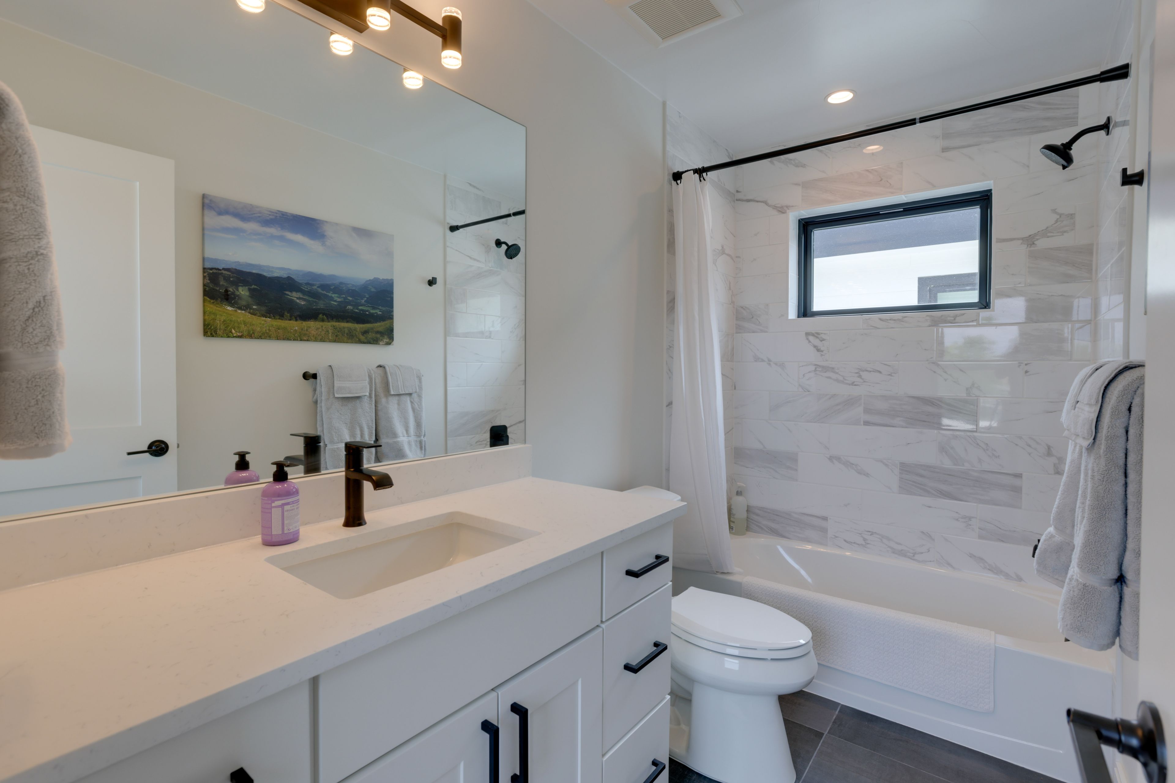 Full Bathroom | 3rd Floor