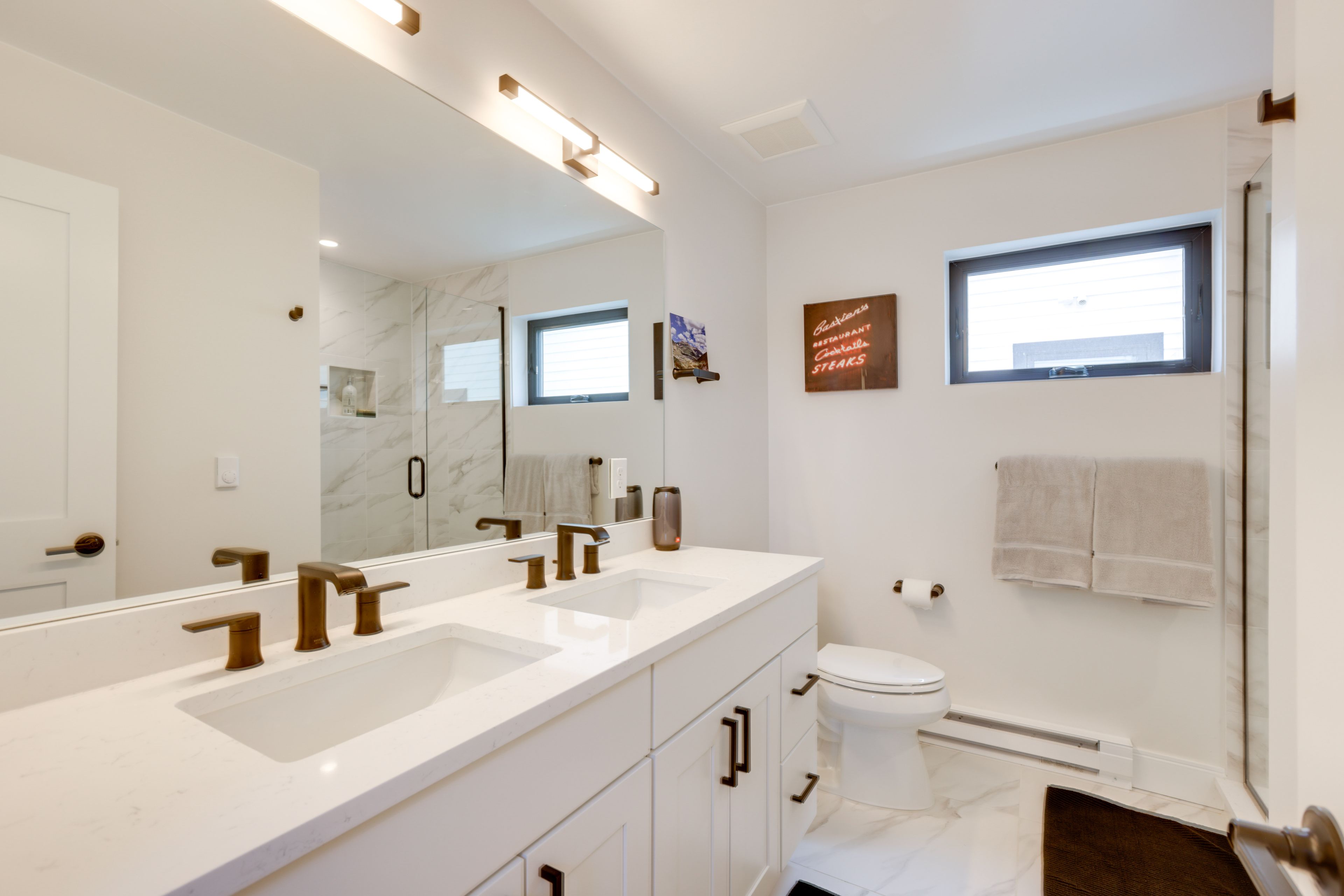 Full Bathroom | Towels & Linens Provided | 2nd Floor