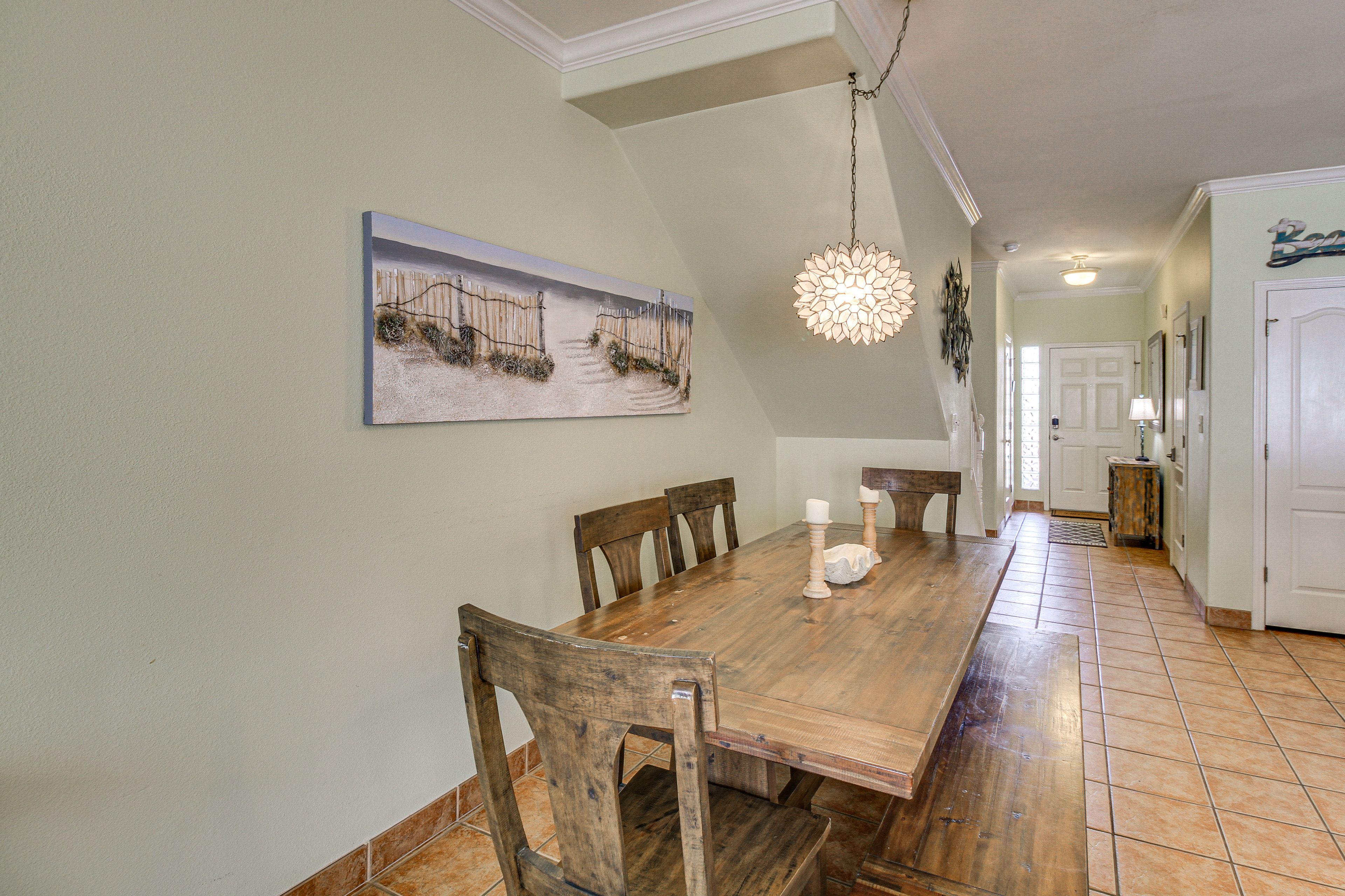 Dining Area | Dishware/Flatware Provided | 1st Floor