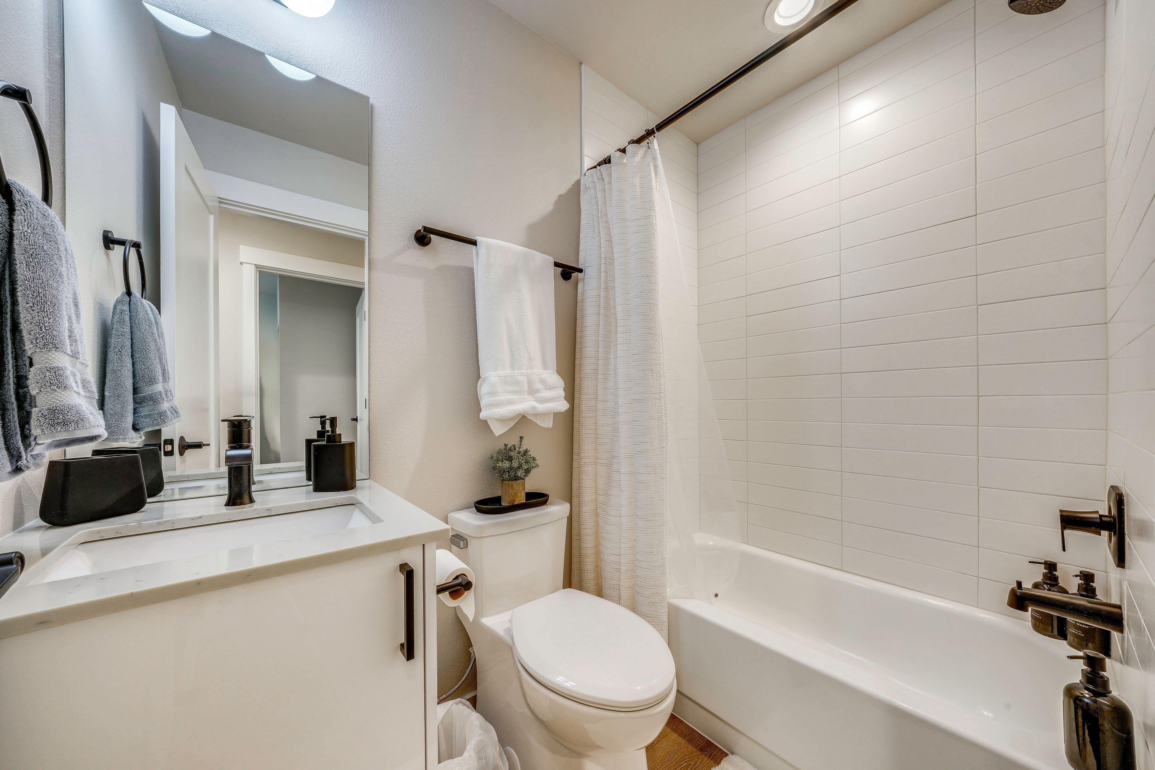 Full Bathroom | Towels & Linens Provided | 1st Floor