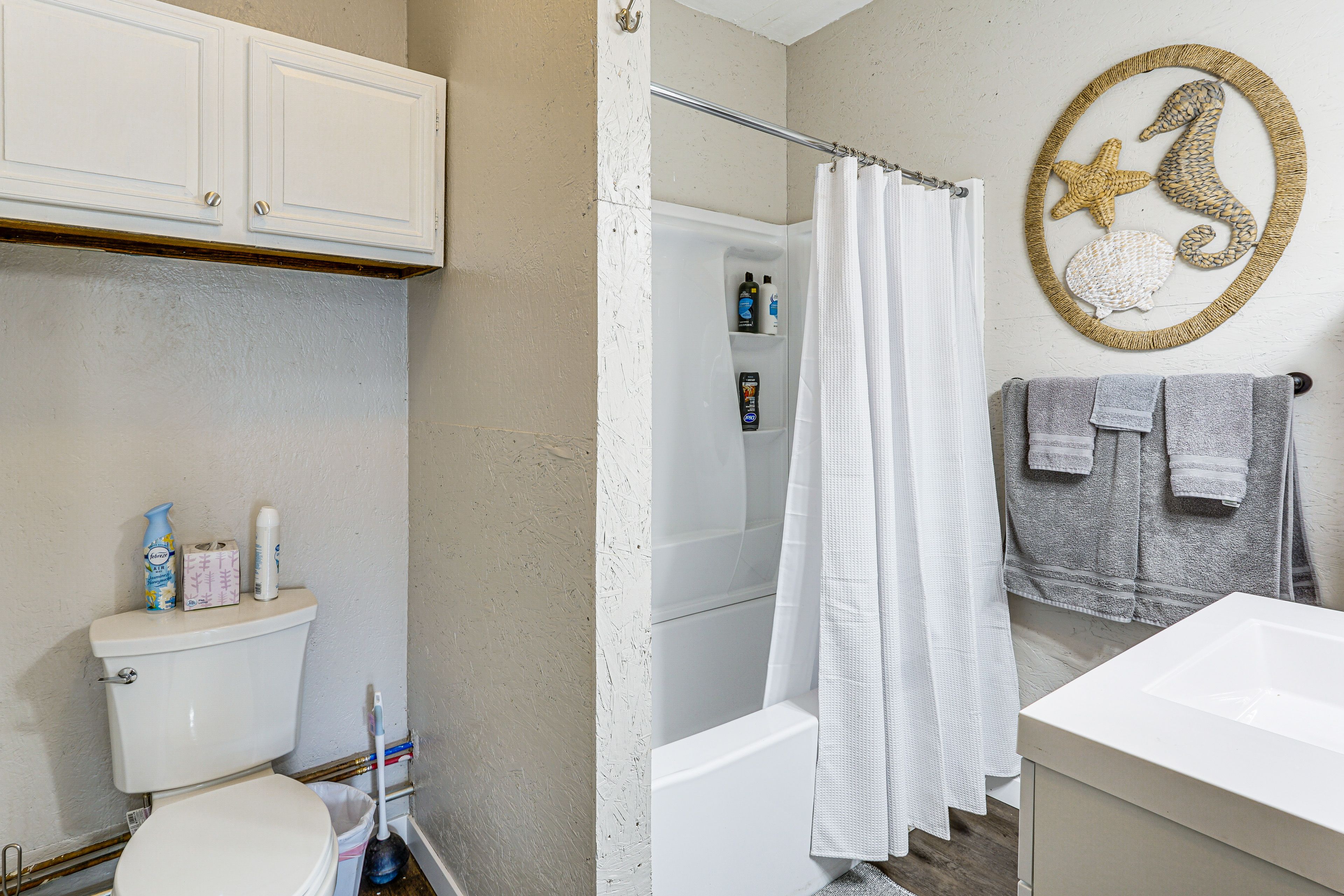 Full Bathroom | Towels & Linens Provided