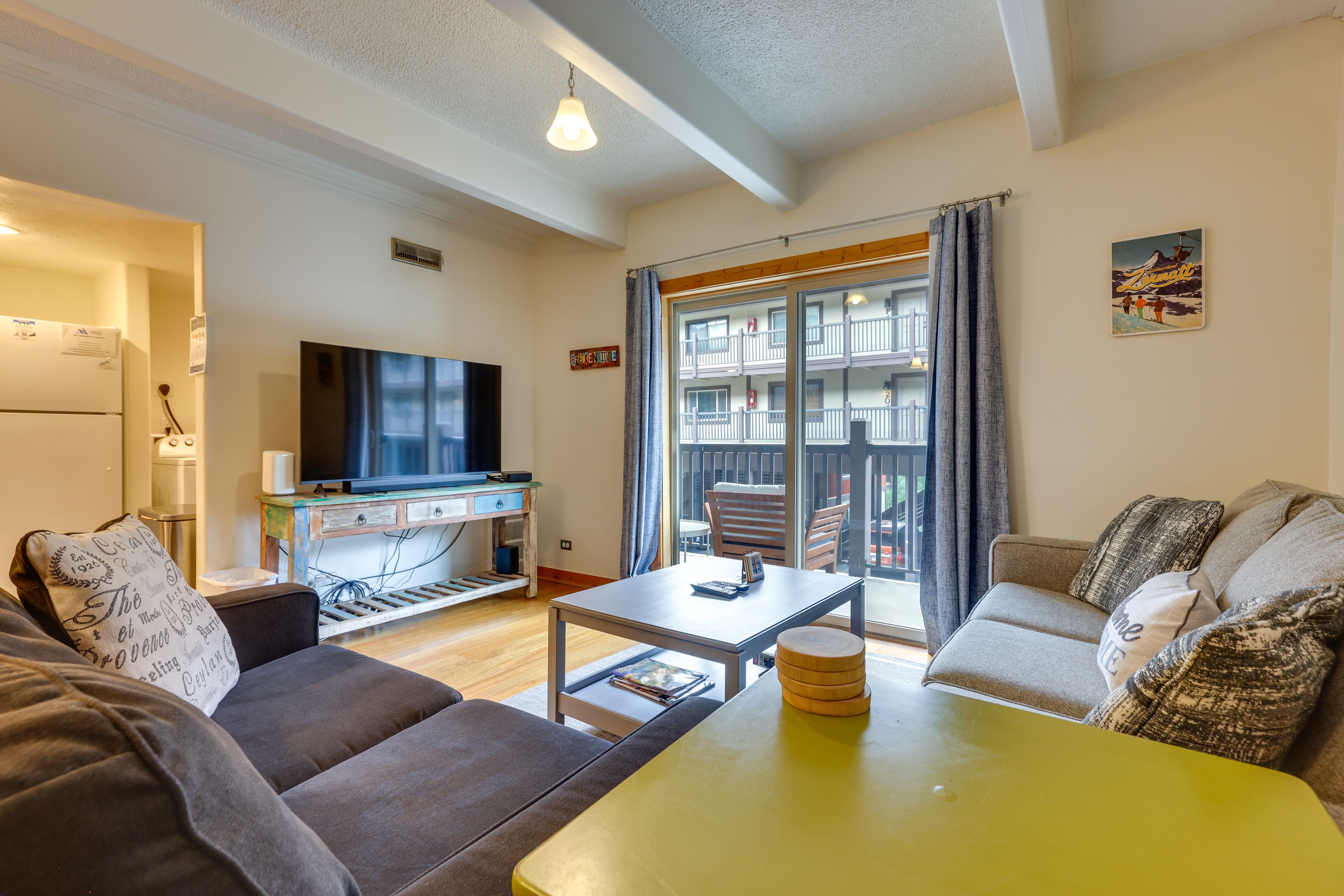 Living Room | Sleeper Sofa | Smart TV