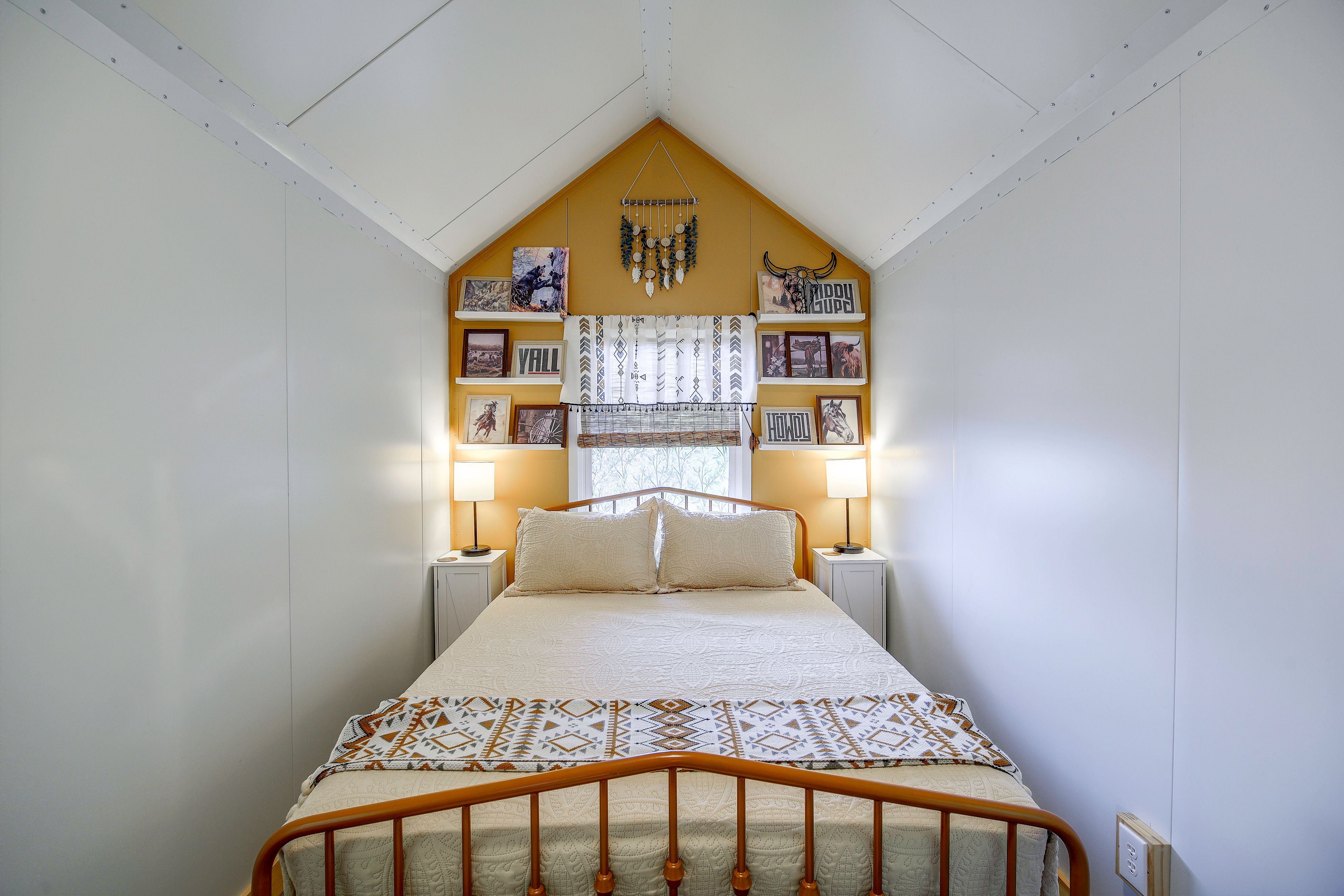 Studio | Queen Bed