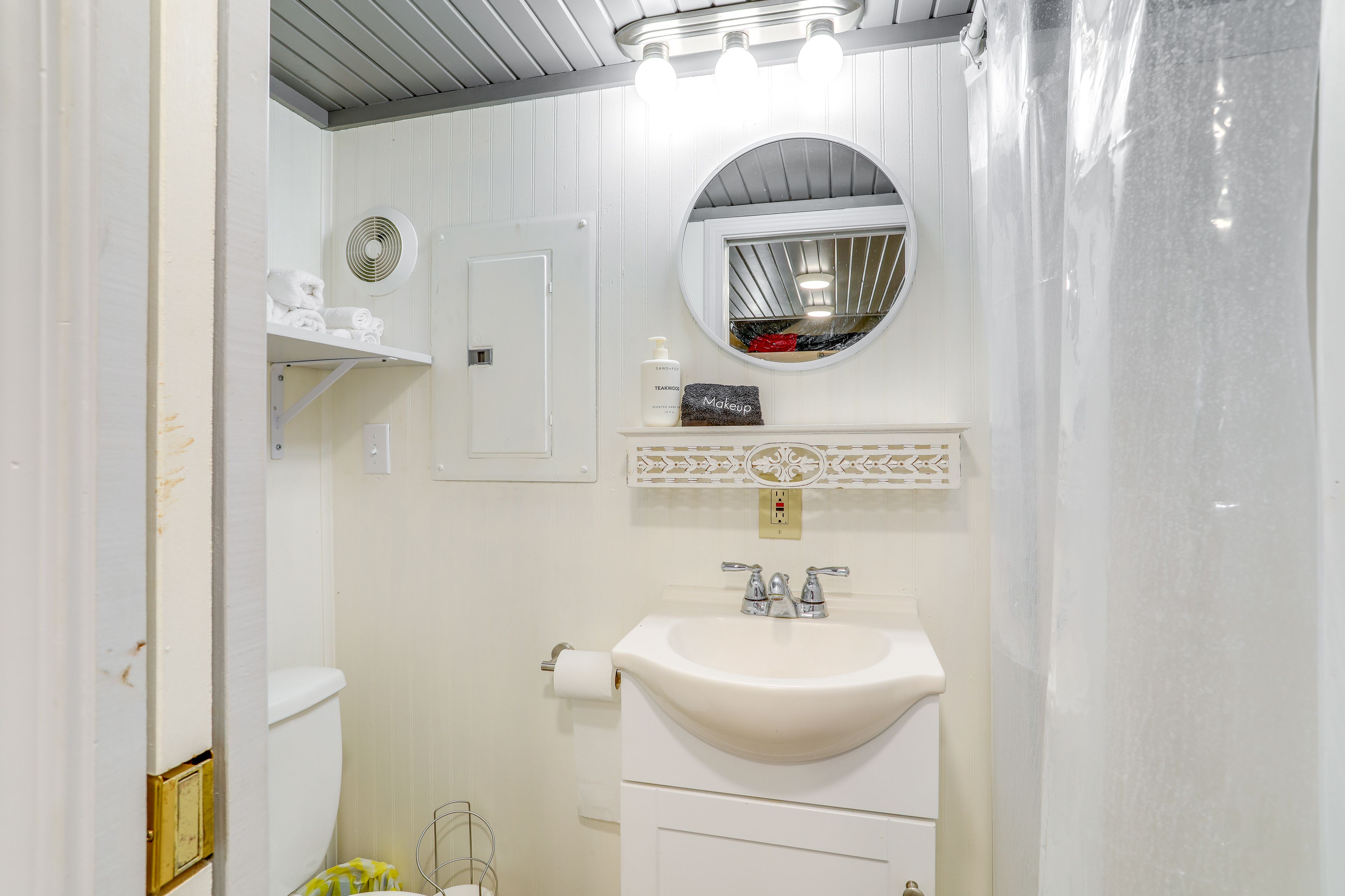 Full Bathroom | Studio 2 | 1st Floor