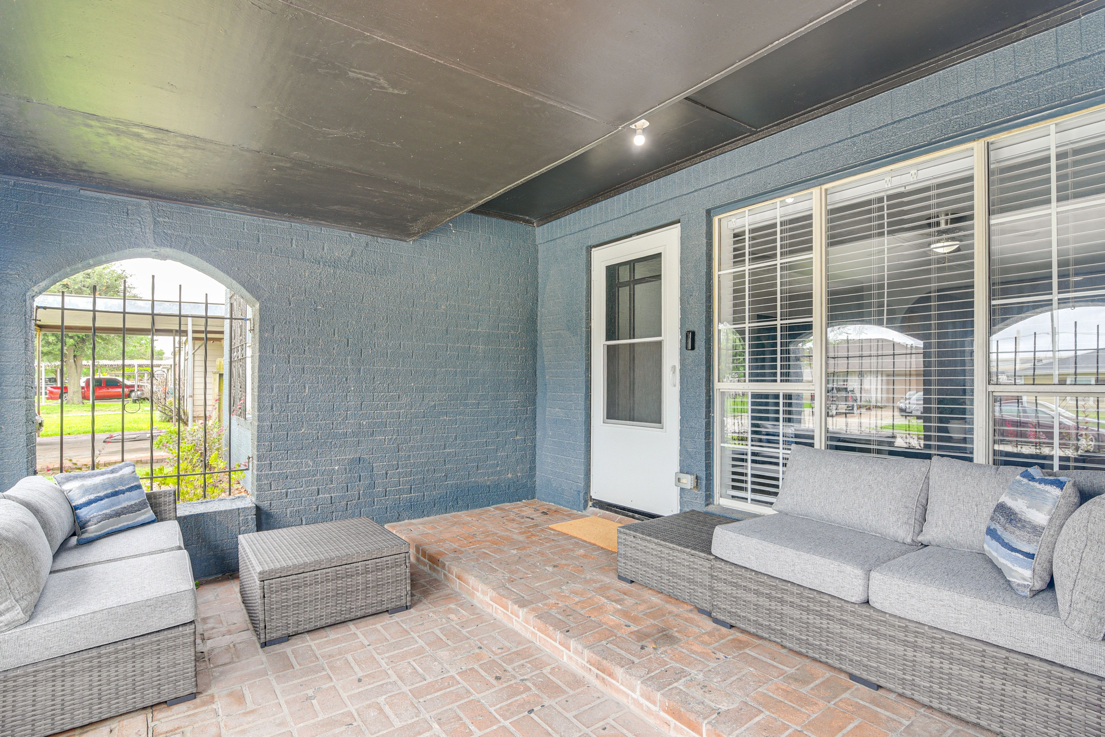 Patio w/ Lounge Seating