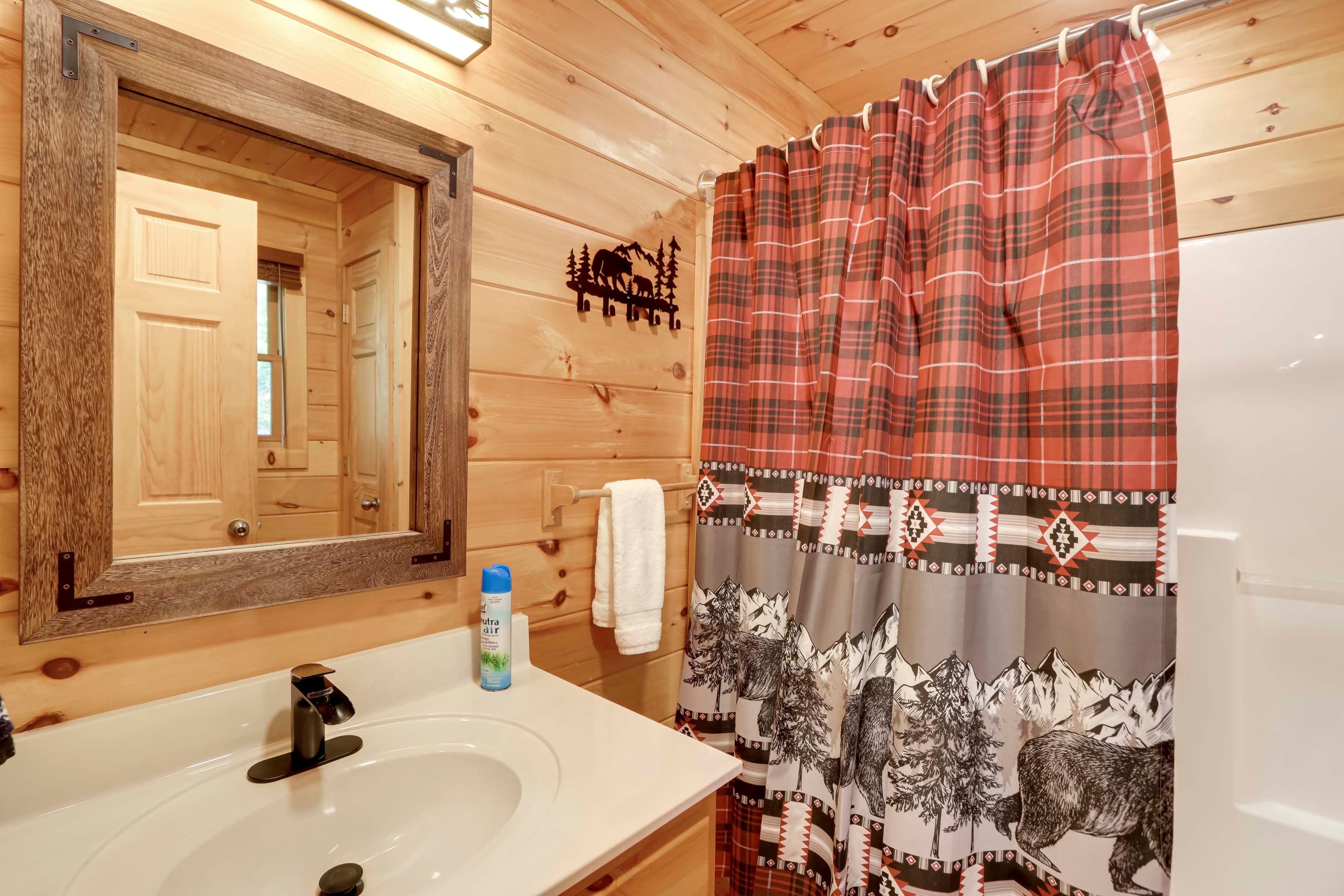 Full Bathroom | Main Level | Main Cabin