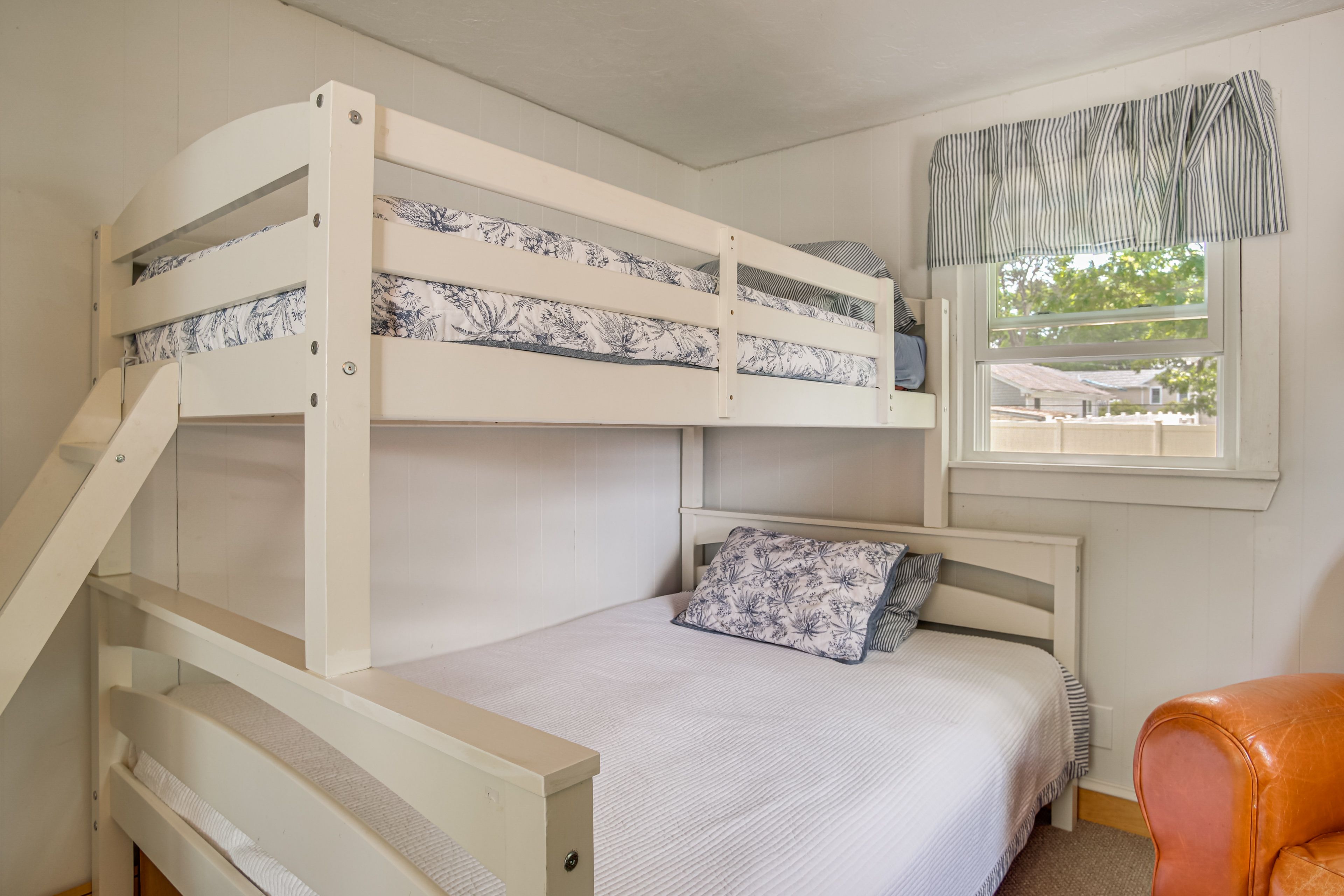 Bedroom 2 | Twin/Full Bunk Bed