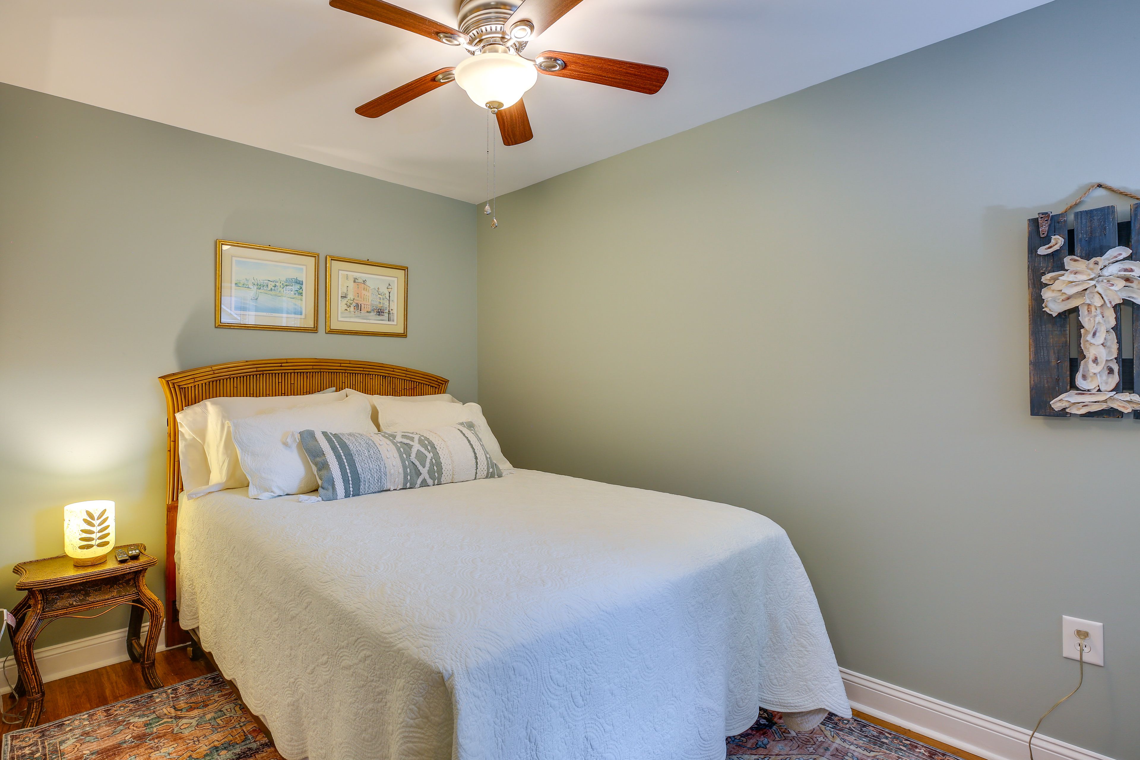 Bedroom | Queen Bed | Smart TV