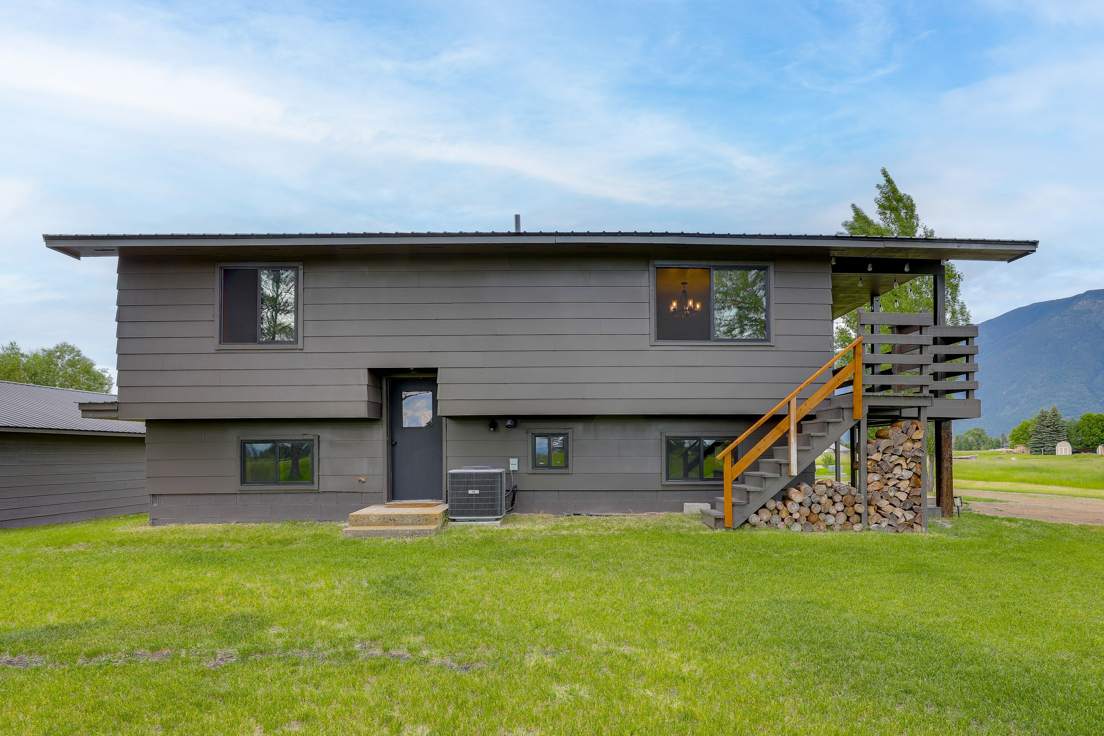 Property Exterior | Picnic Table | Wood-Burning Fire Pit