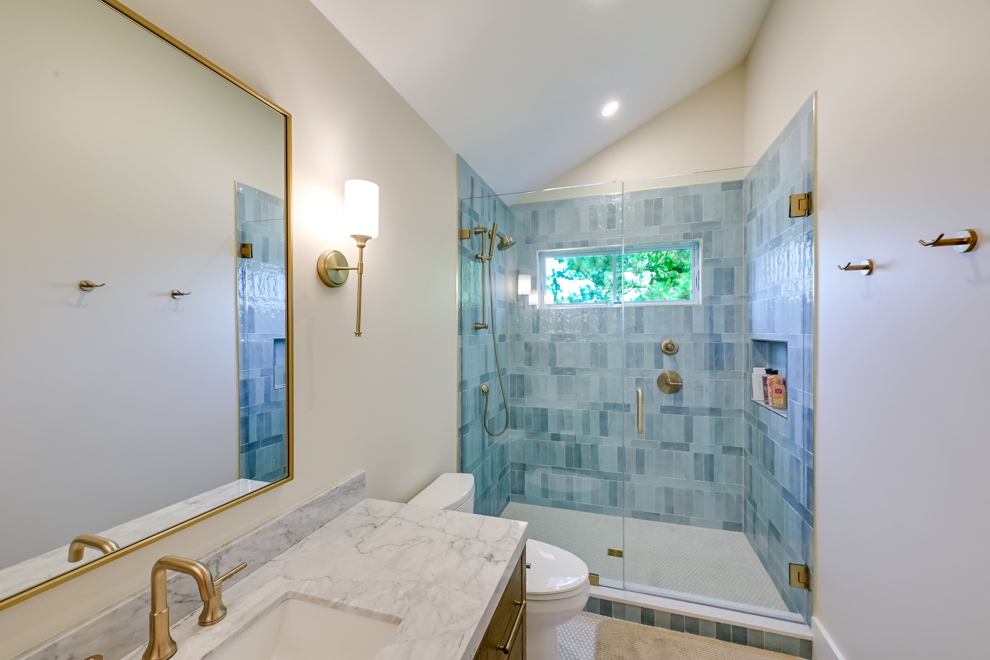 Full Bathroom | 2nd Floor
