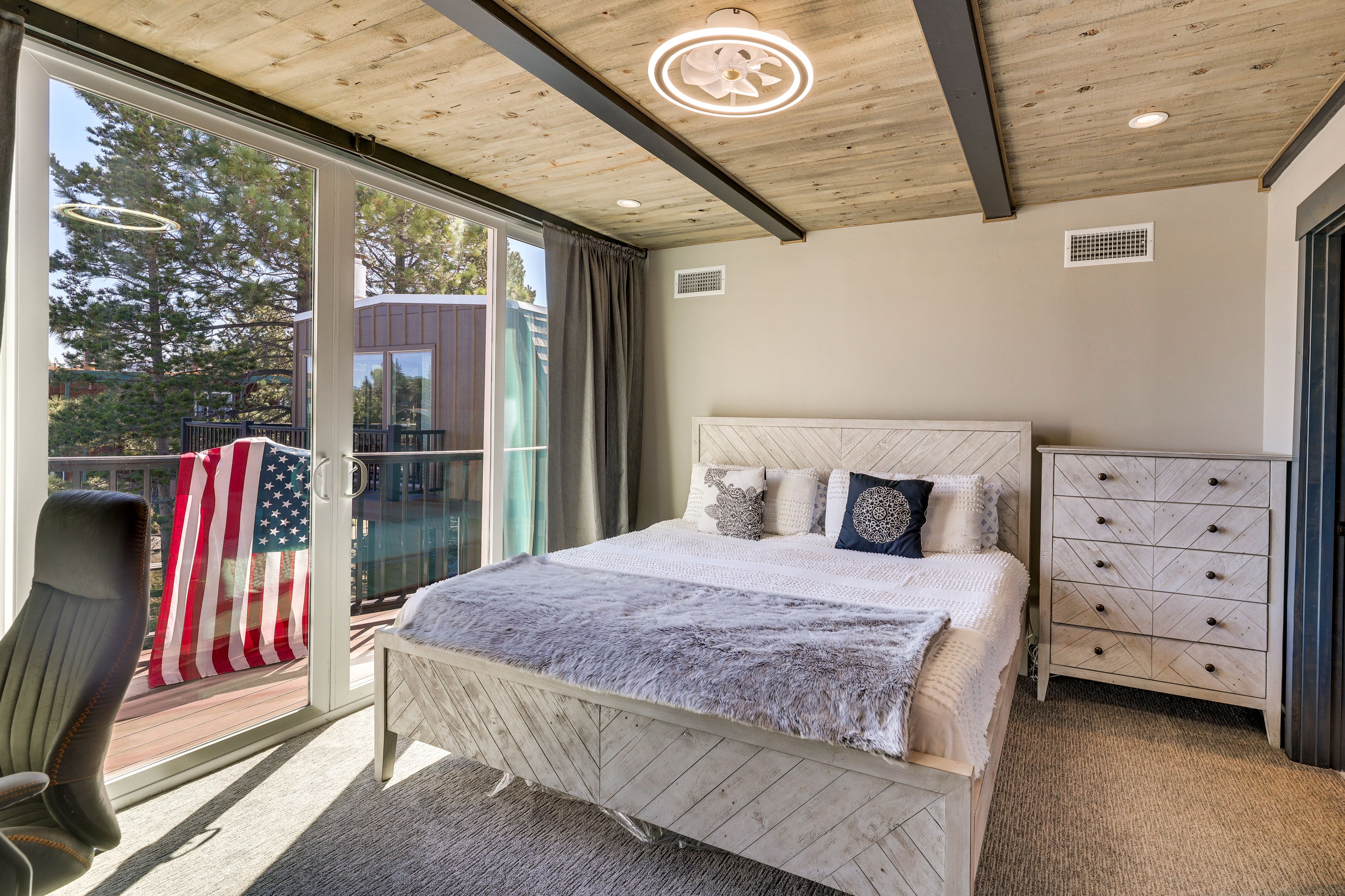 Bedroom 2 | King Bed | 2nd Floor