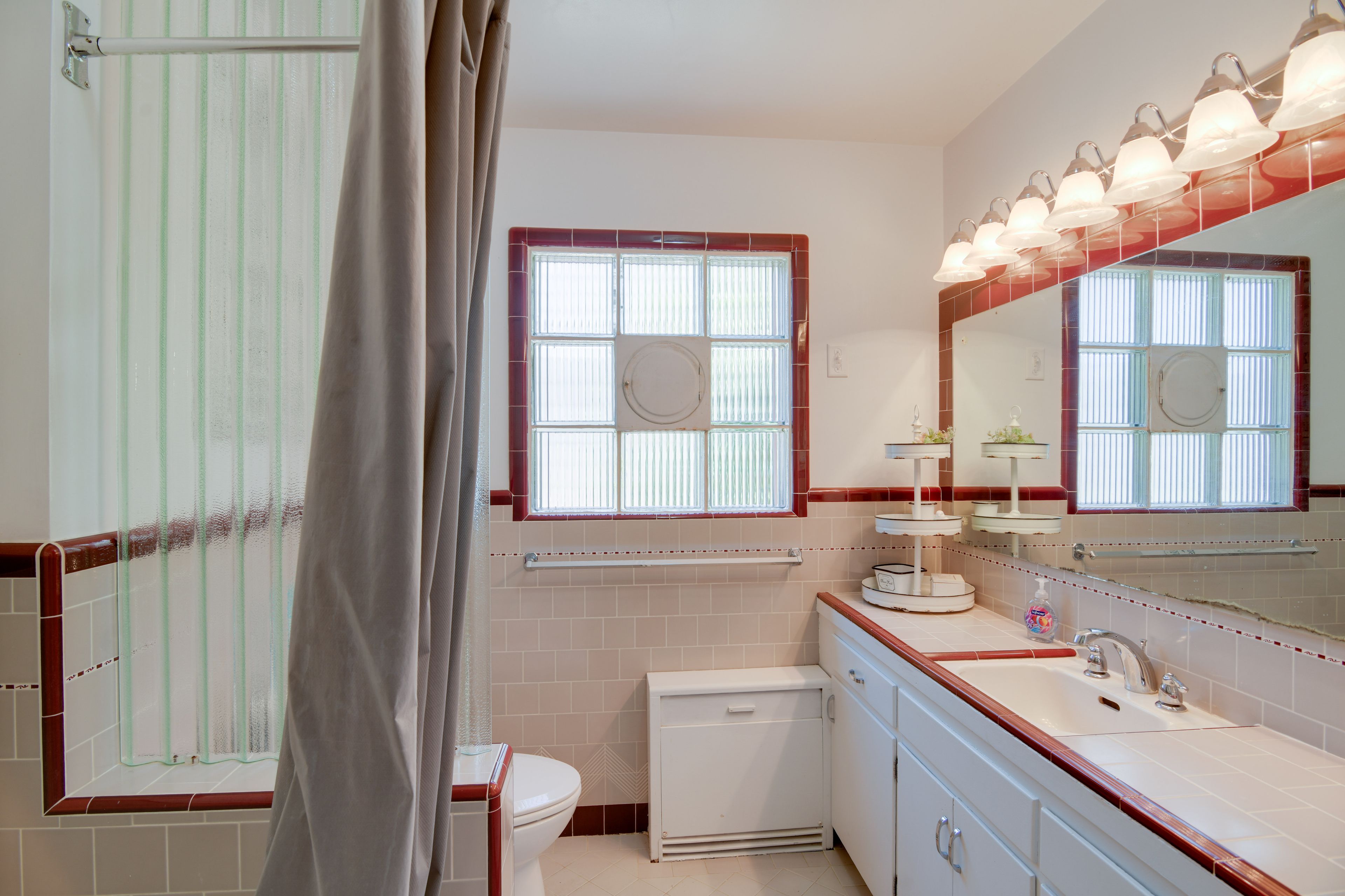 Full Bathroom | Main Level