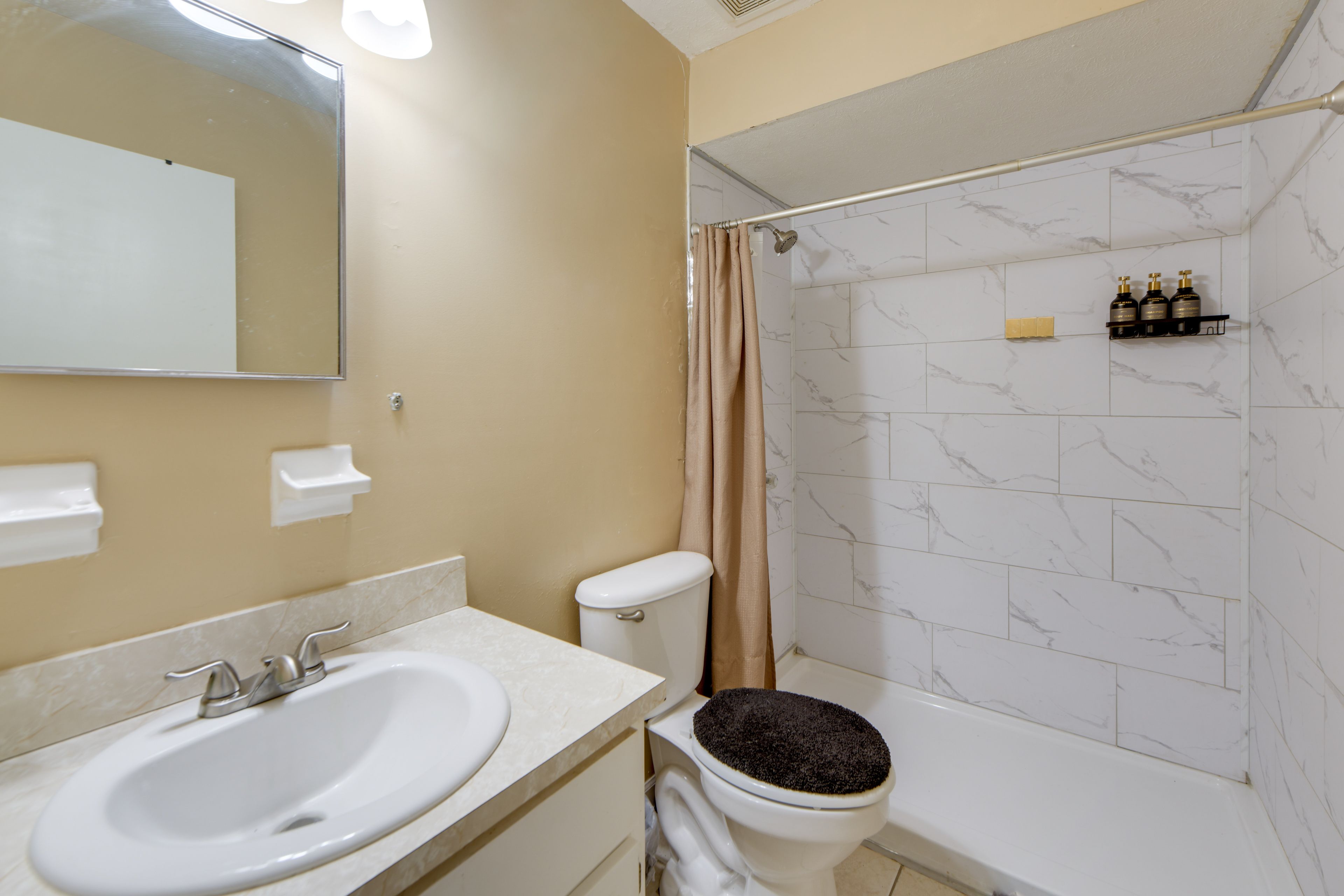 Full Bathroom | Towels & Linens Provided