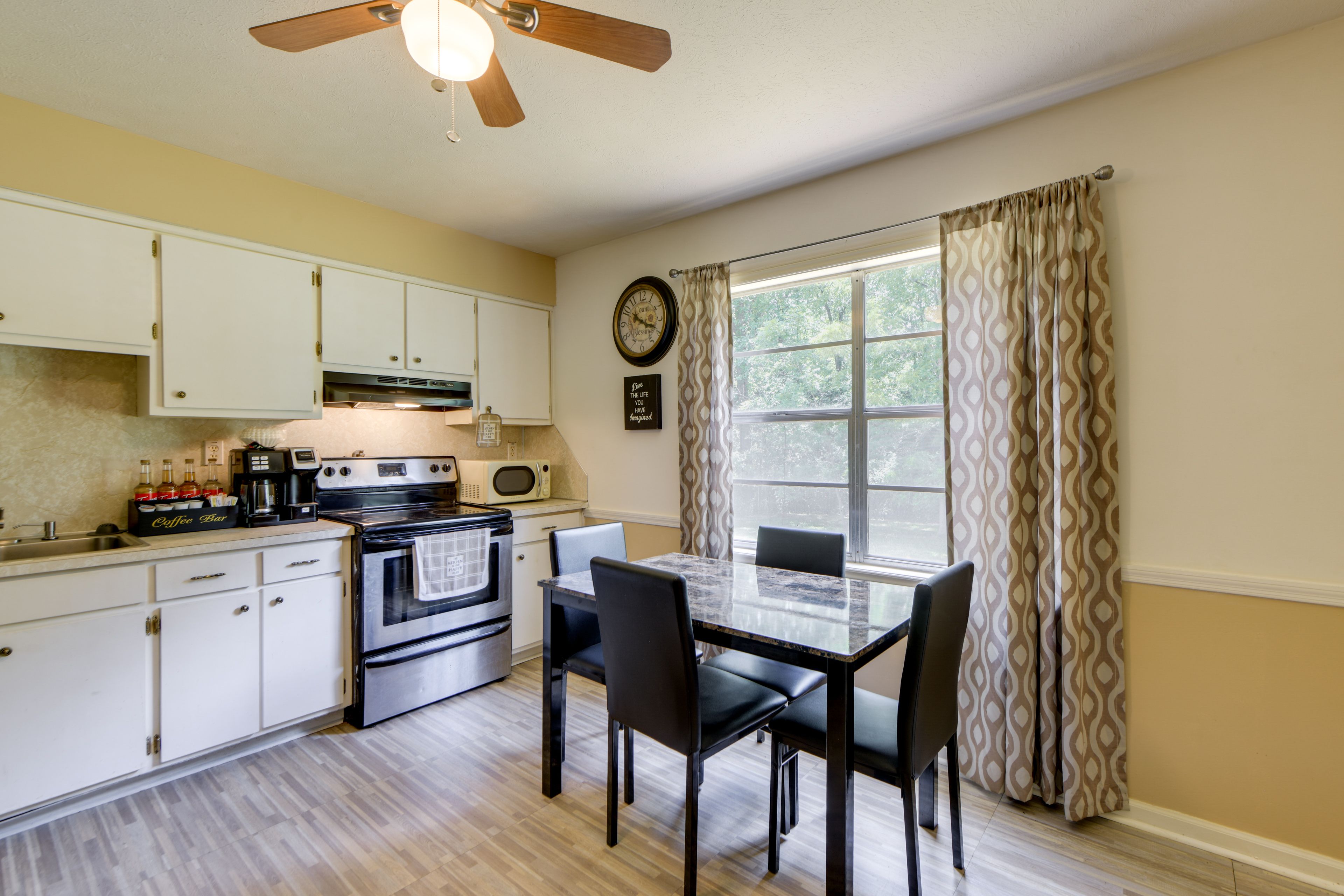 Kitchen & Dining Area | Single-Story Home