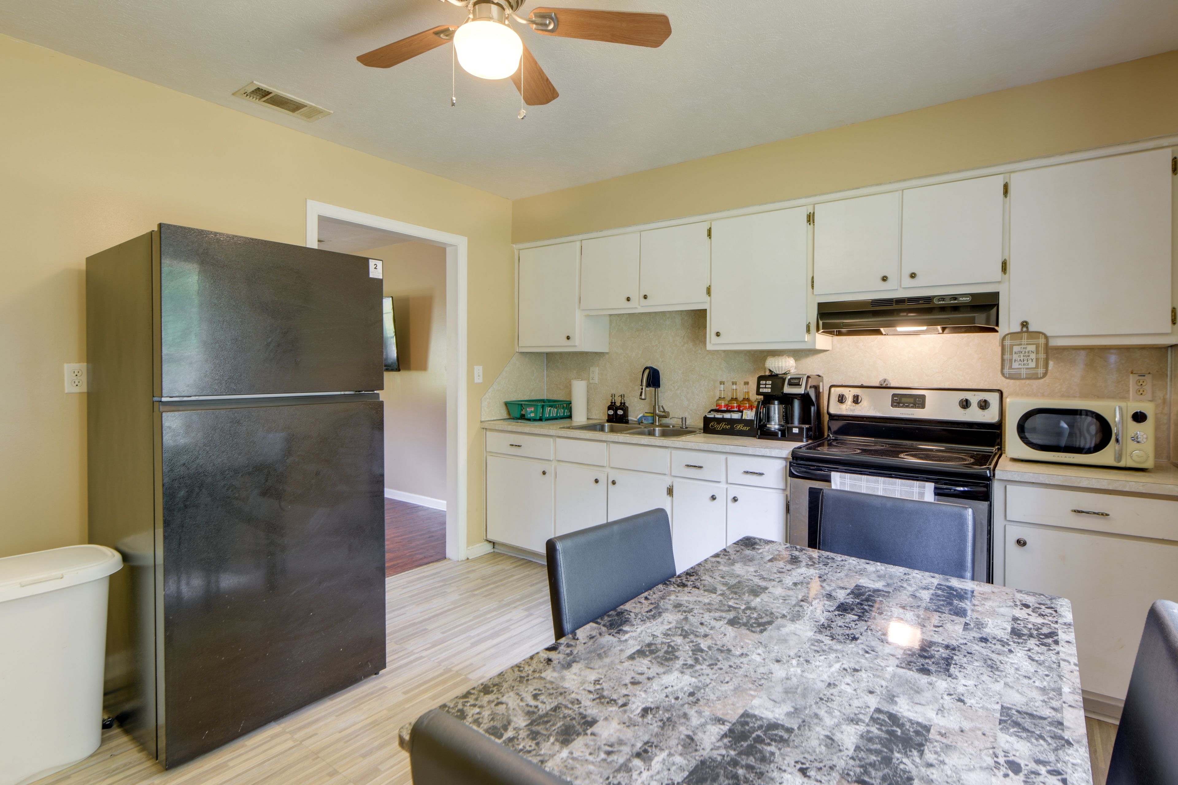 Dining Area | Dishes & Flatware Provided