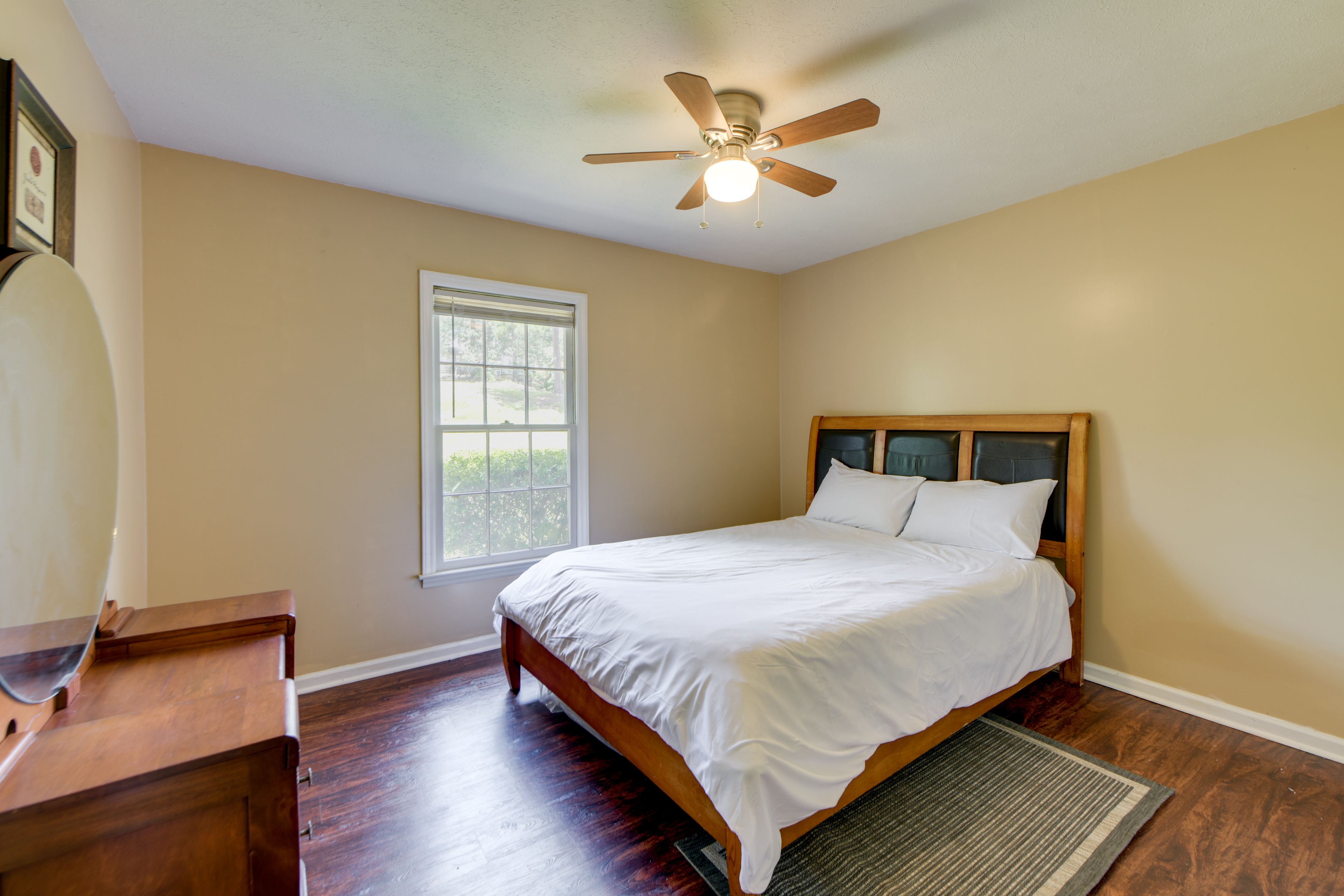 Bedroom 1 | Queen Bed