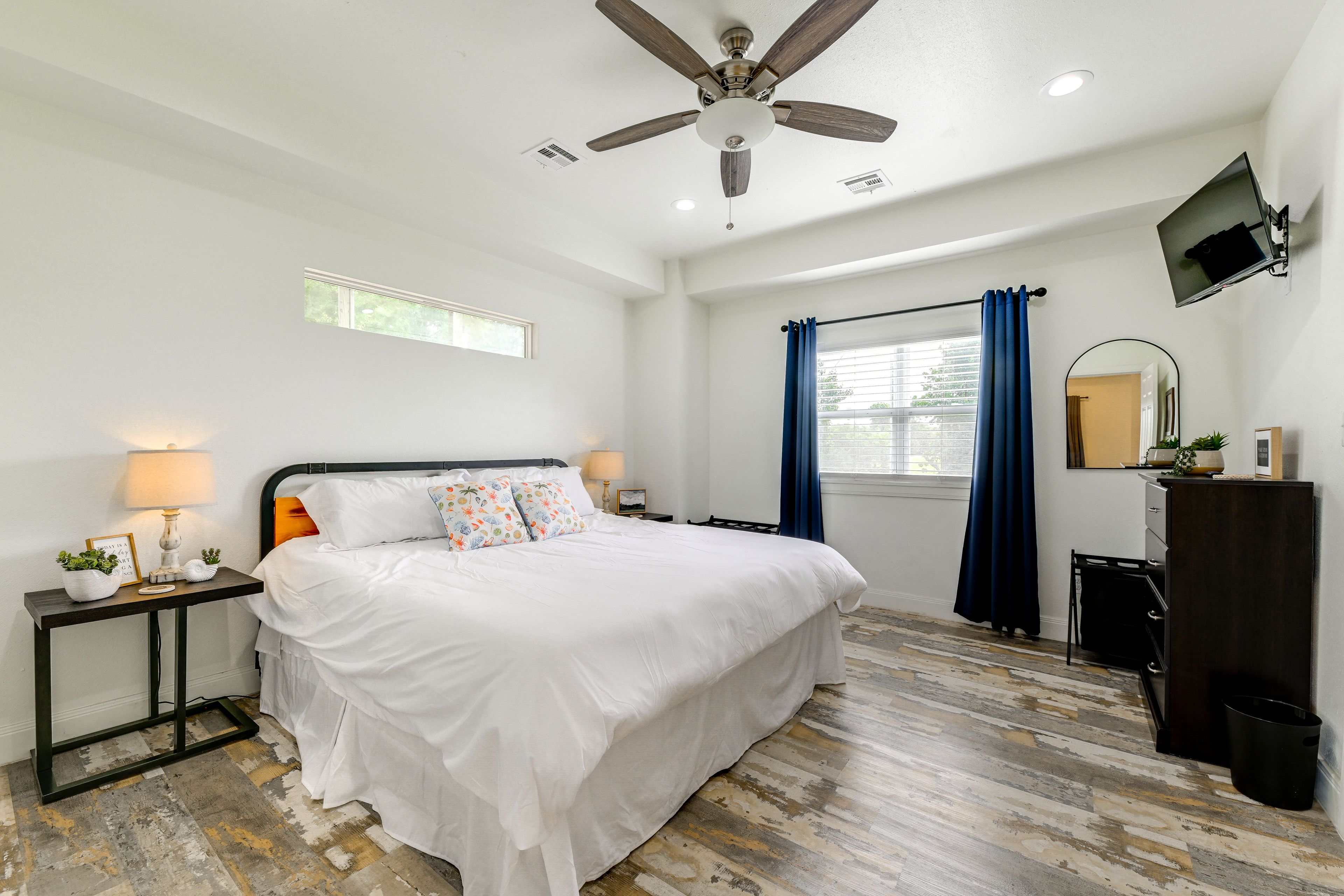 Bedroom 1 | King Bed | 1st Floor