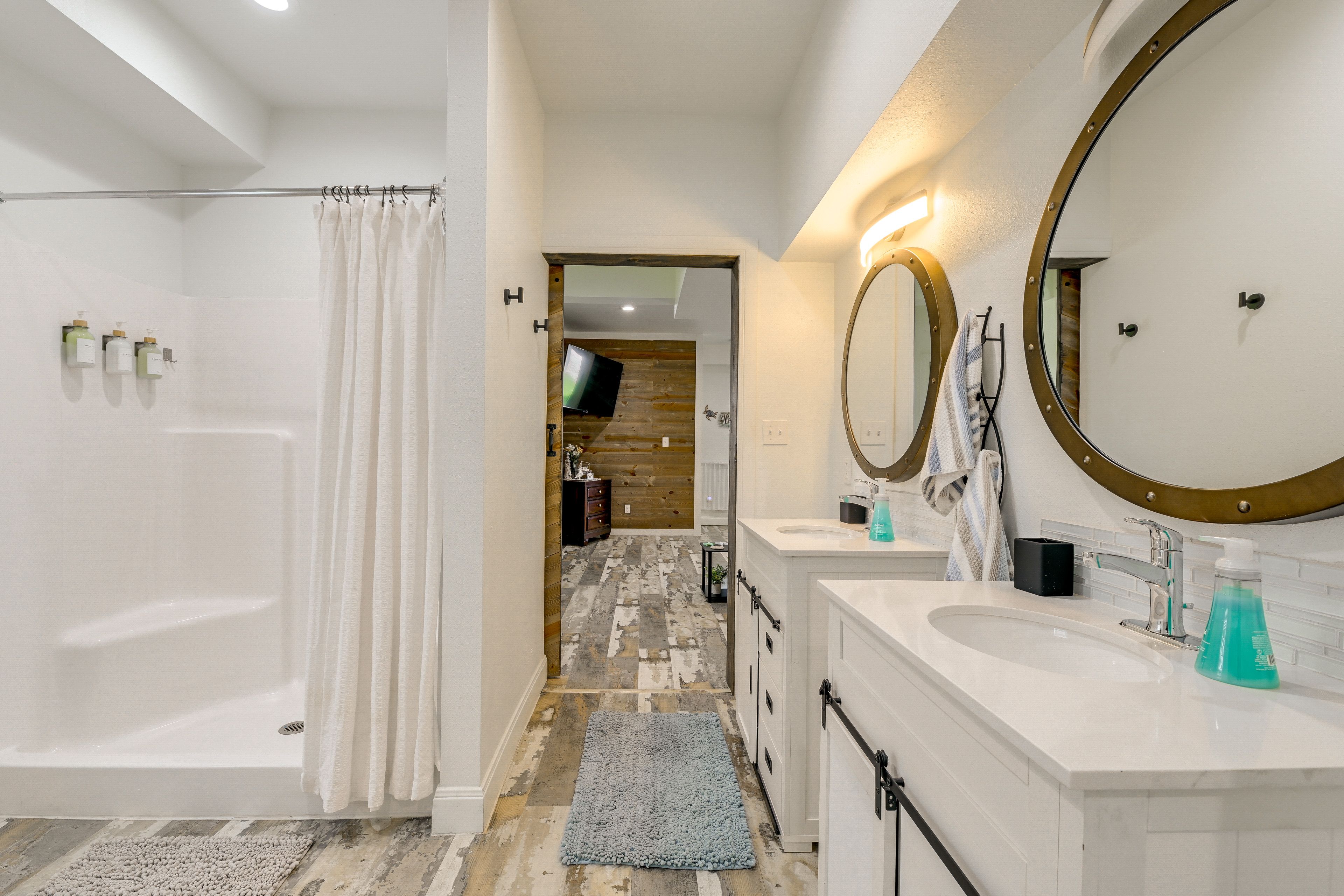 Full Bathroom | 1st Floor | Towels & Linens Provided