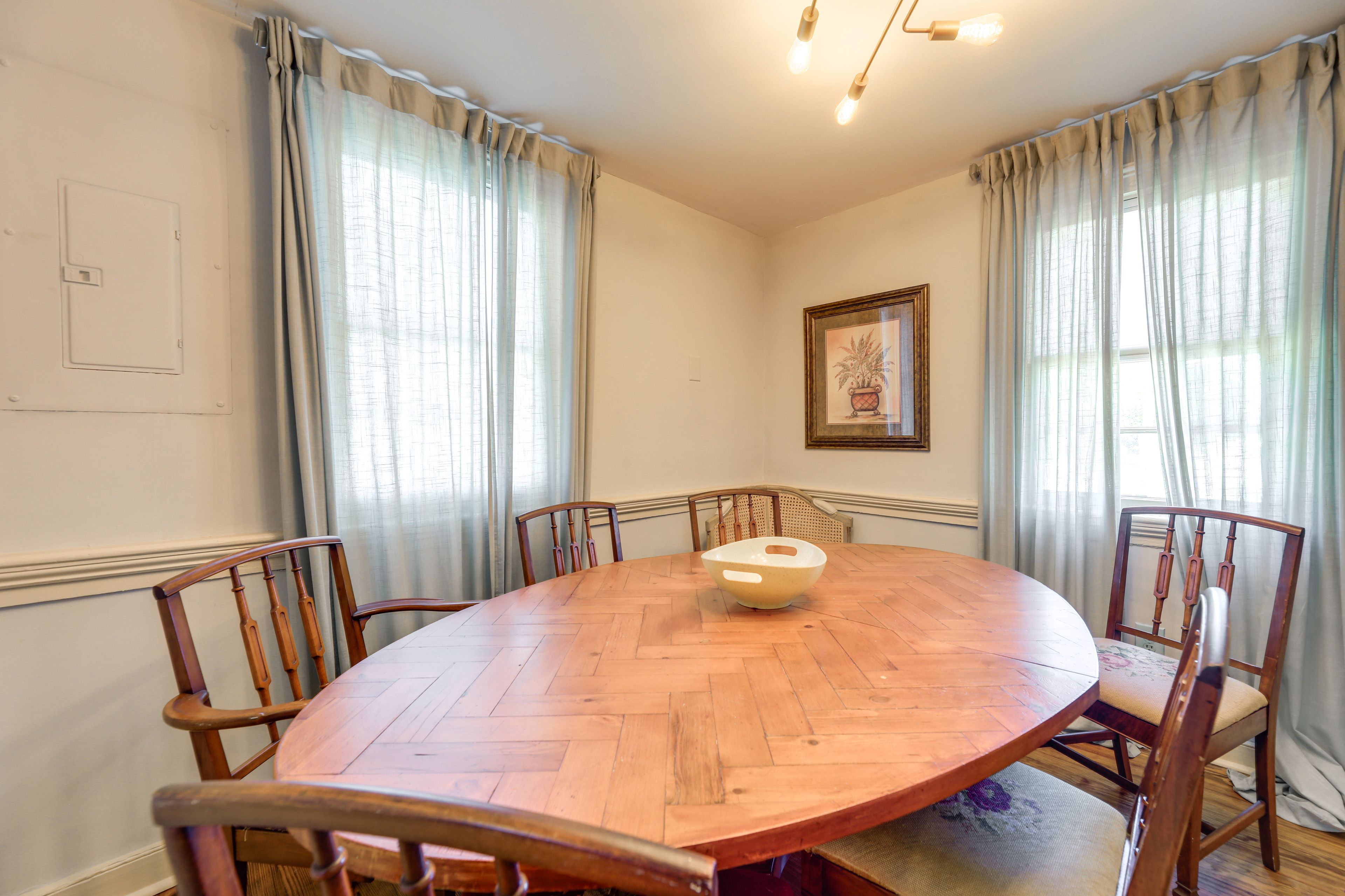 Dining Area | Dishware/Flatware Provided | 1st Floor