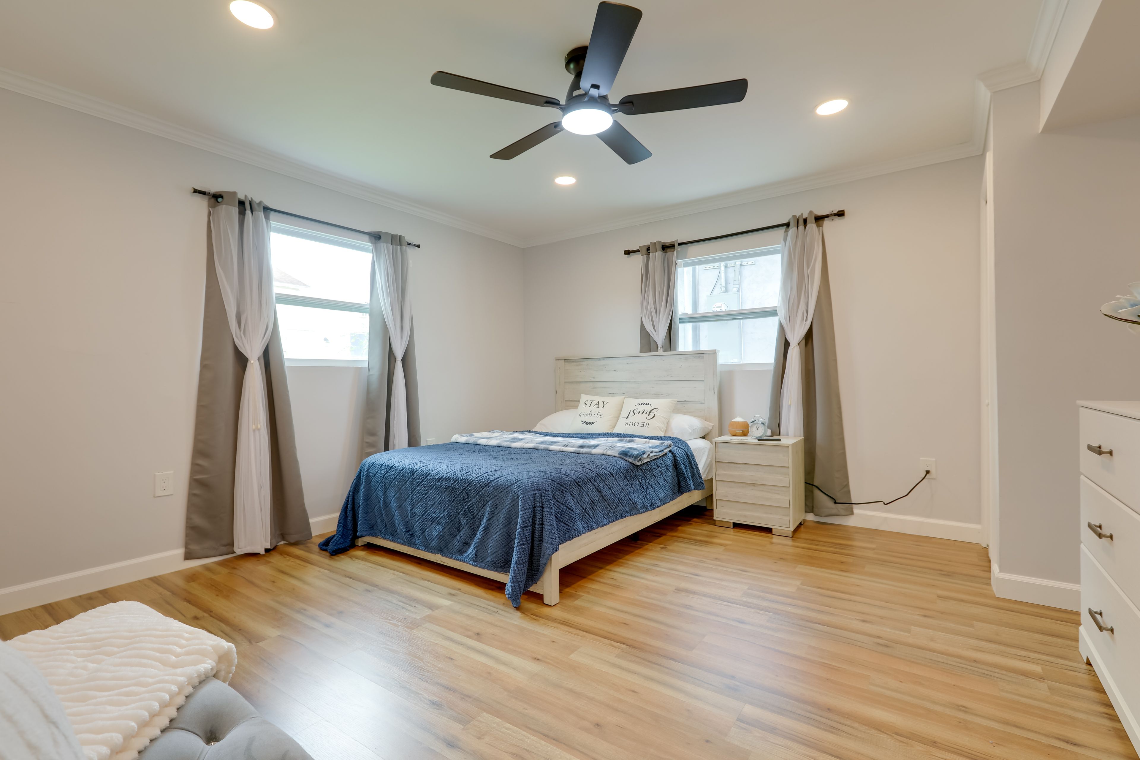 Home 1 | Bedroom | Queen Bed