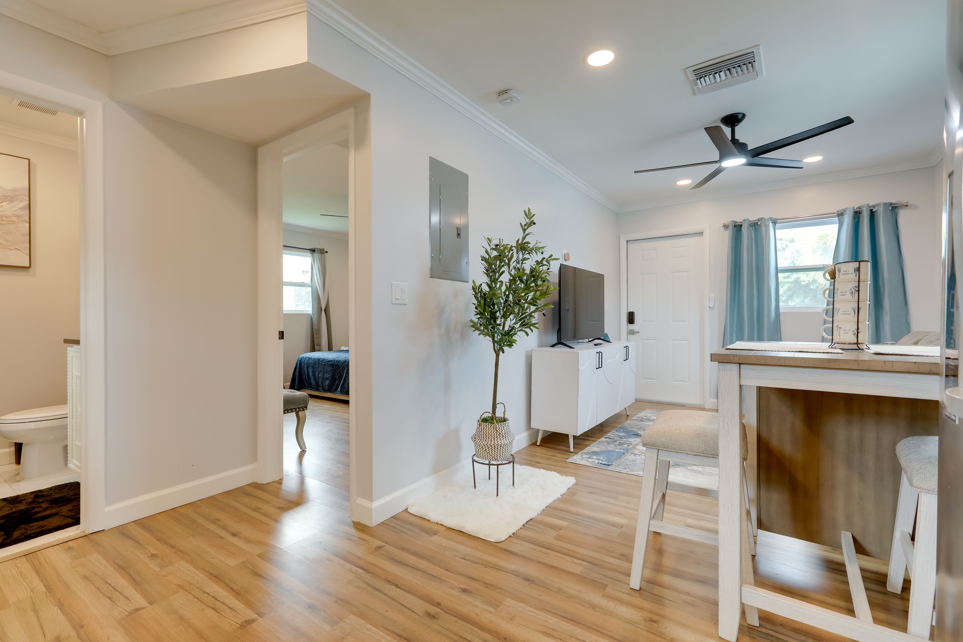 Home 1 | Dining Area