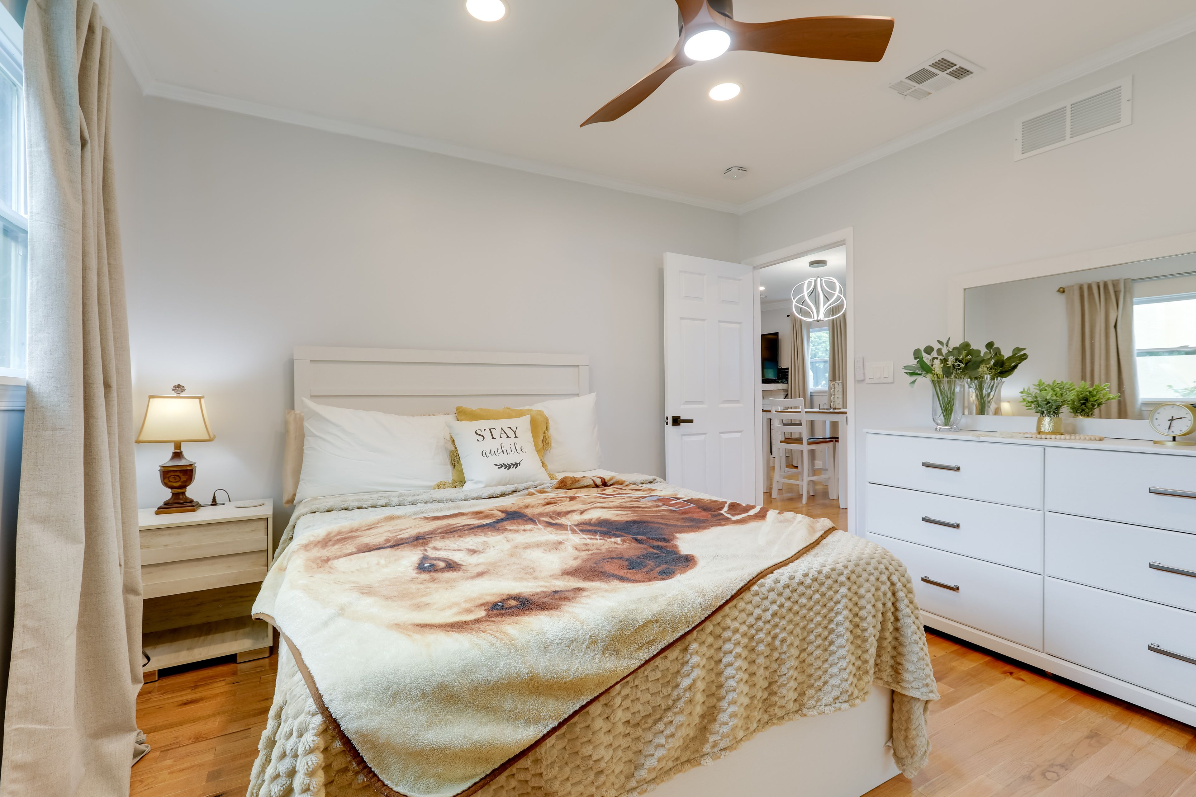 Home 2 | Bedroom 1 | Queen Bed
