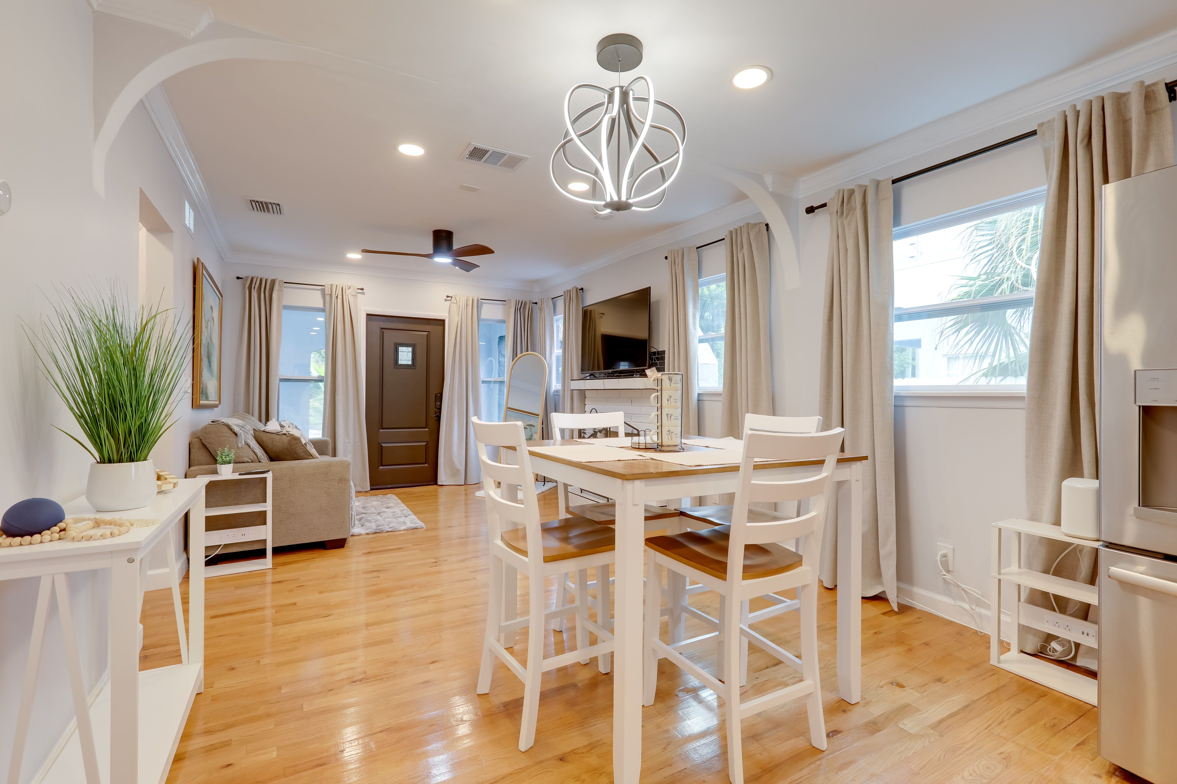 Home 2 | Dining Area