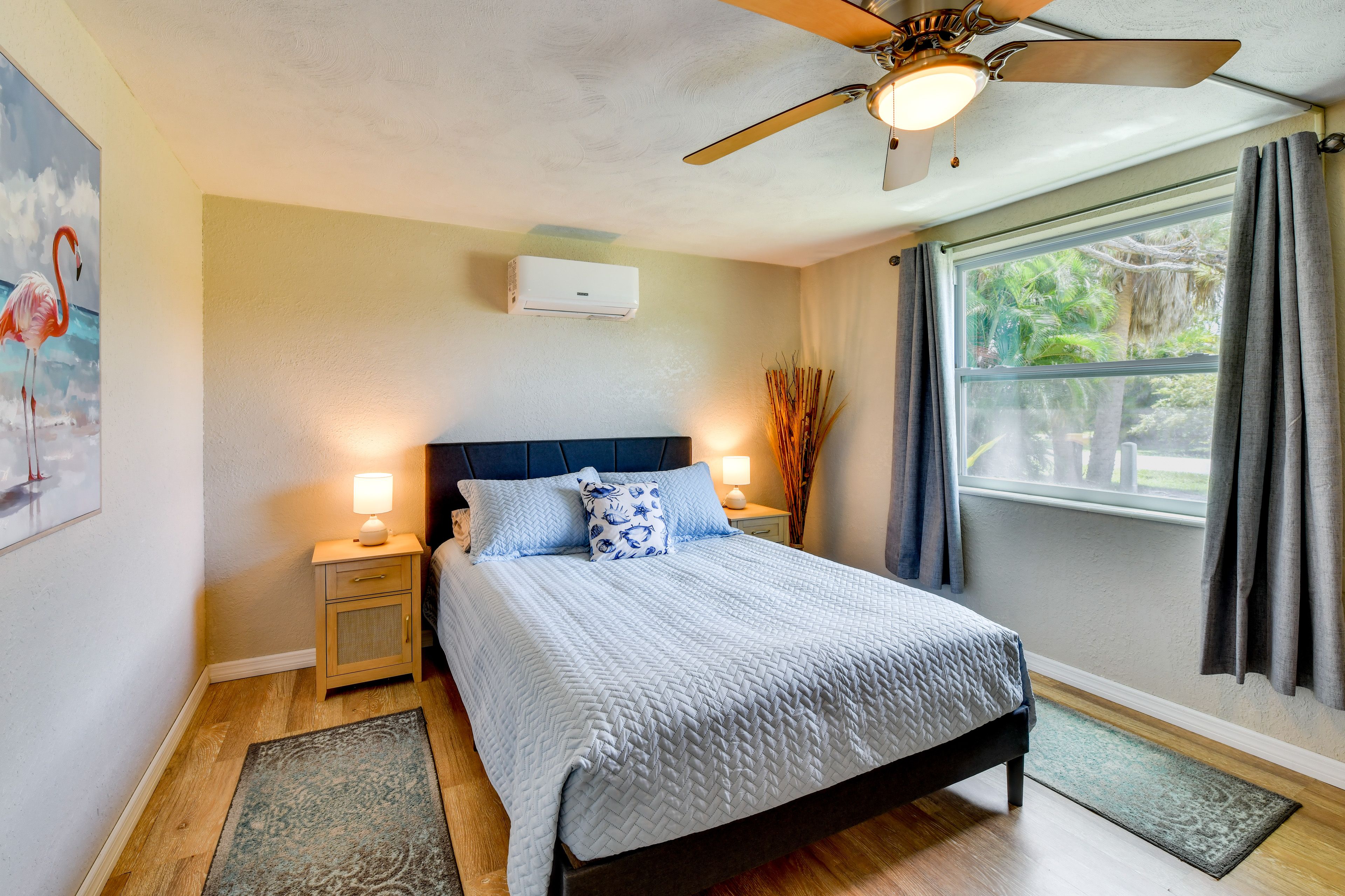 Bedroom | Queen Bed
