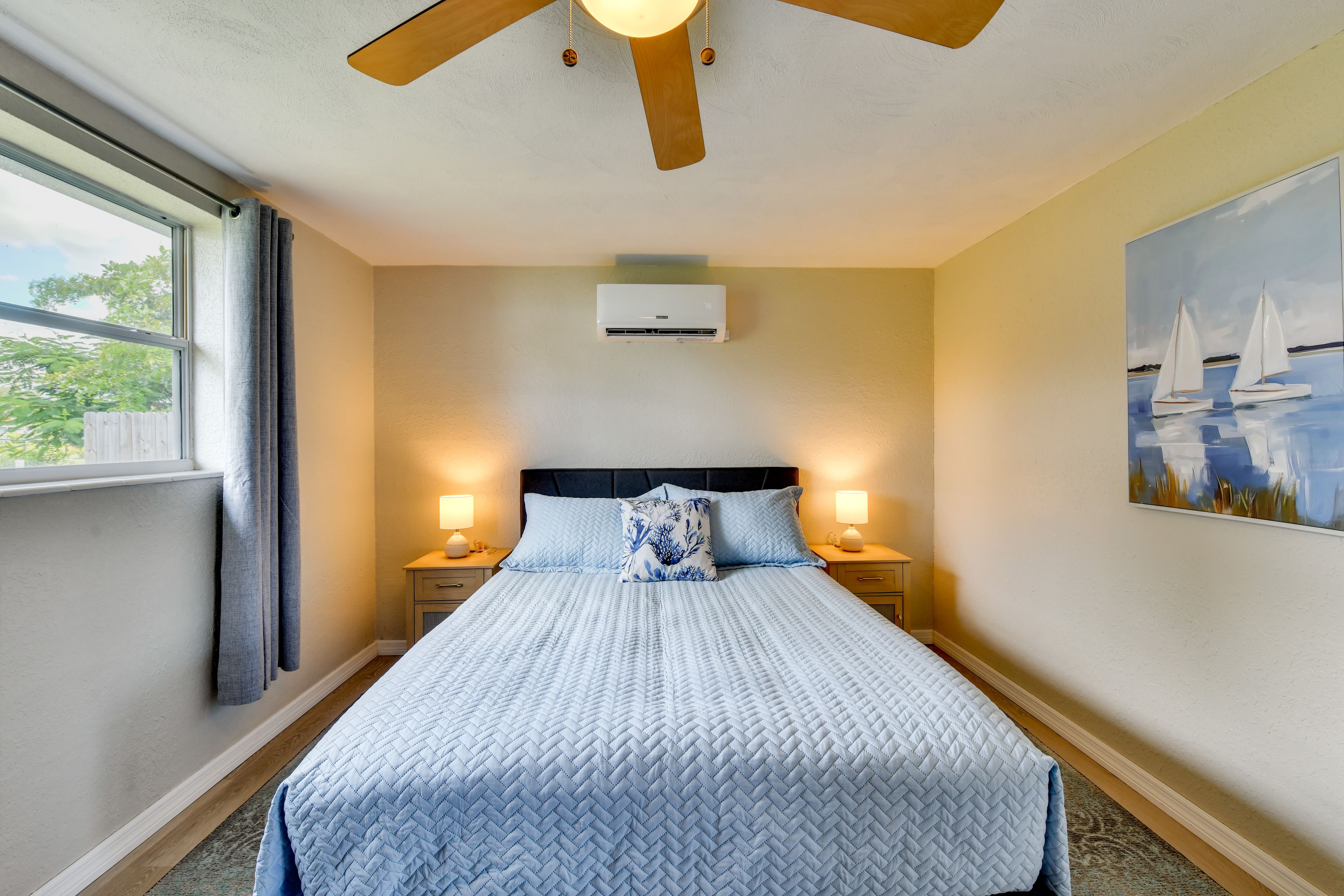 Bedroom | Queen Bed