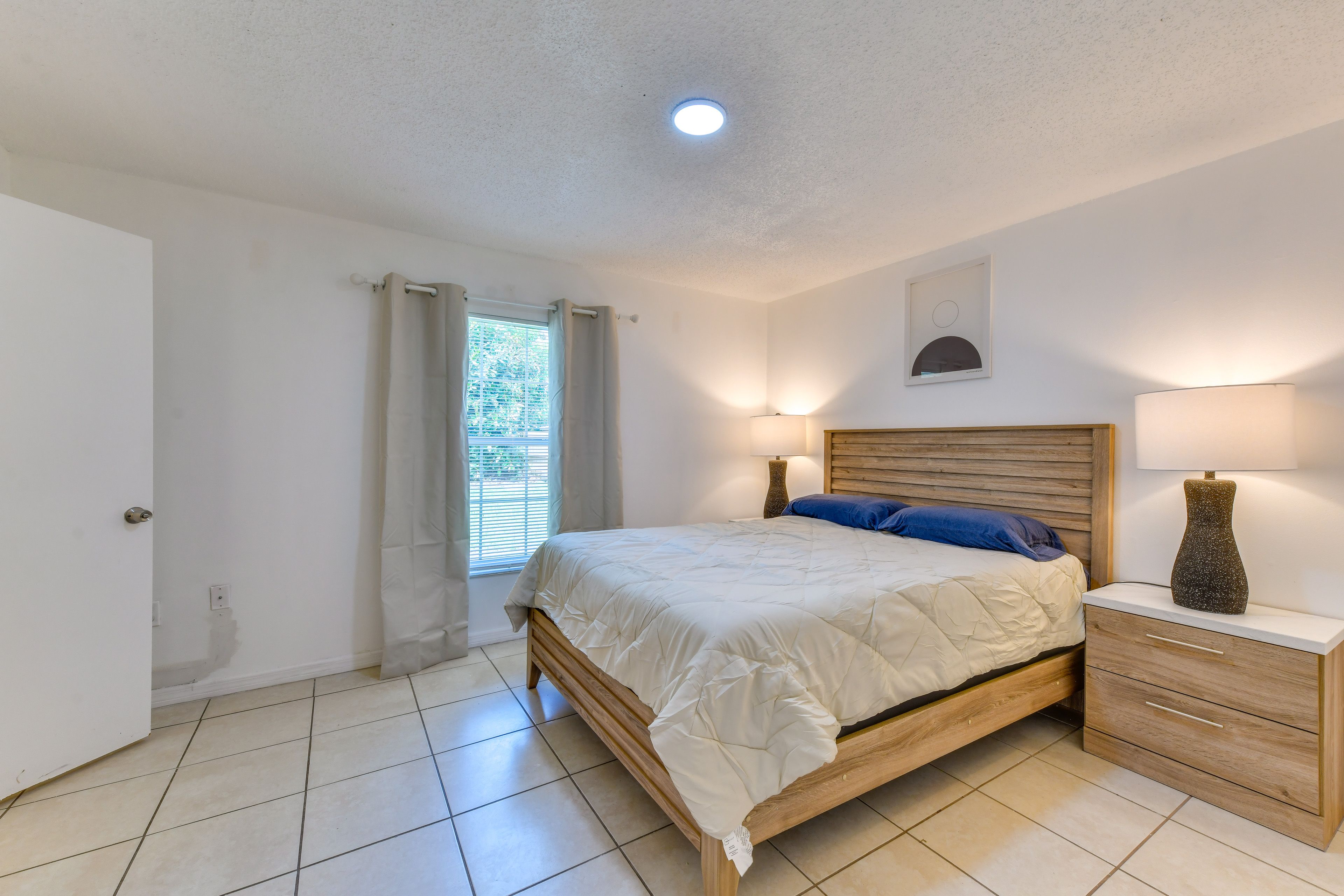 Bedroom 1 | Queen Bed
