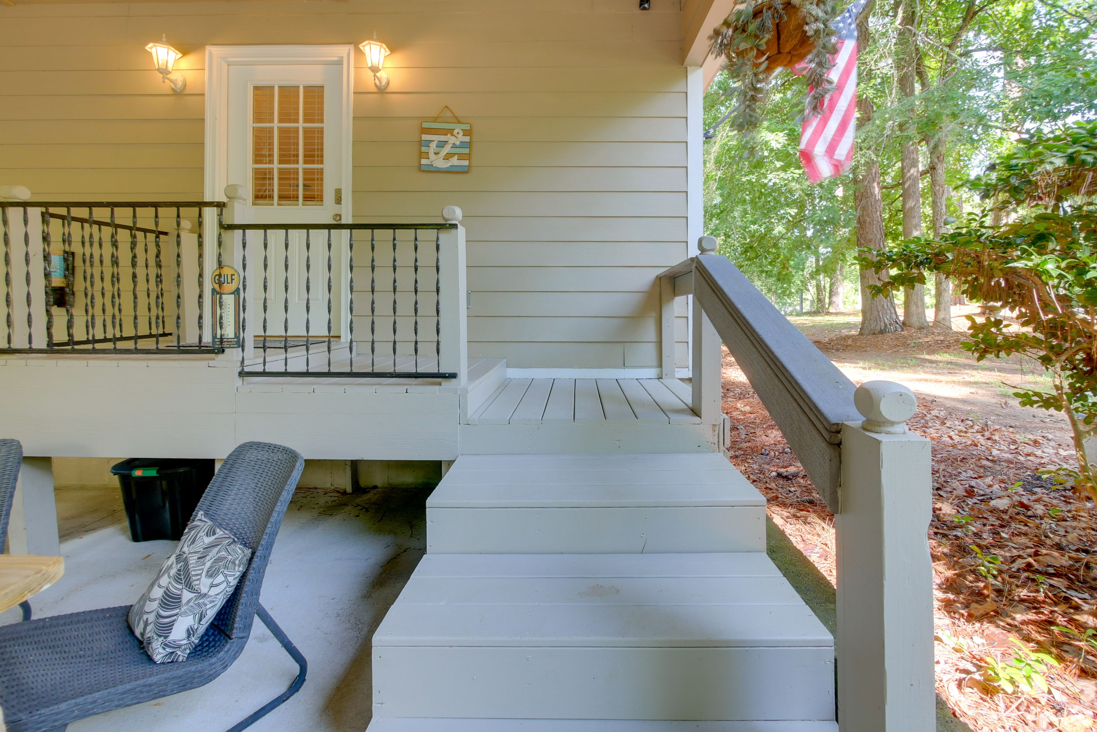 Entryway | Stairs Required