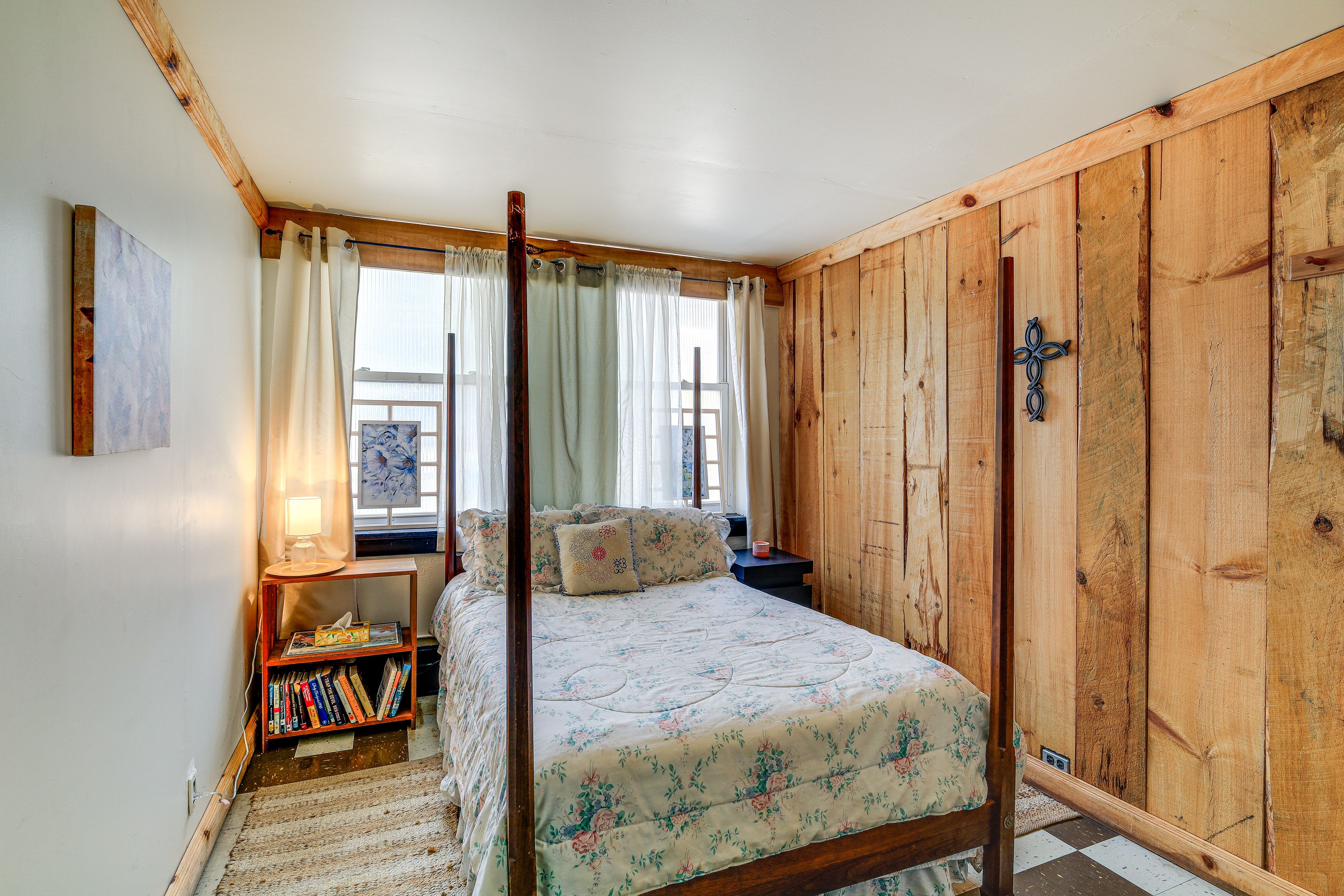 Suite 4 | Bedroom 7 | Queen Bed