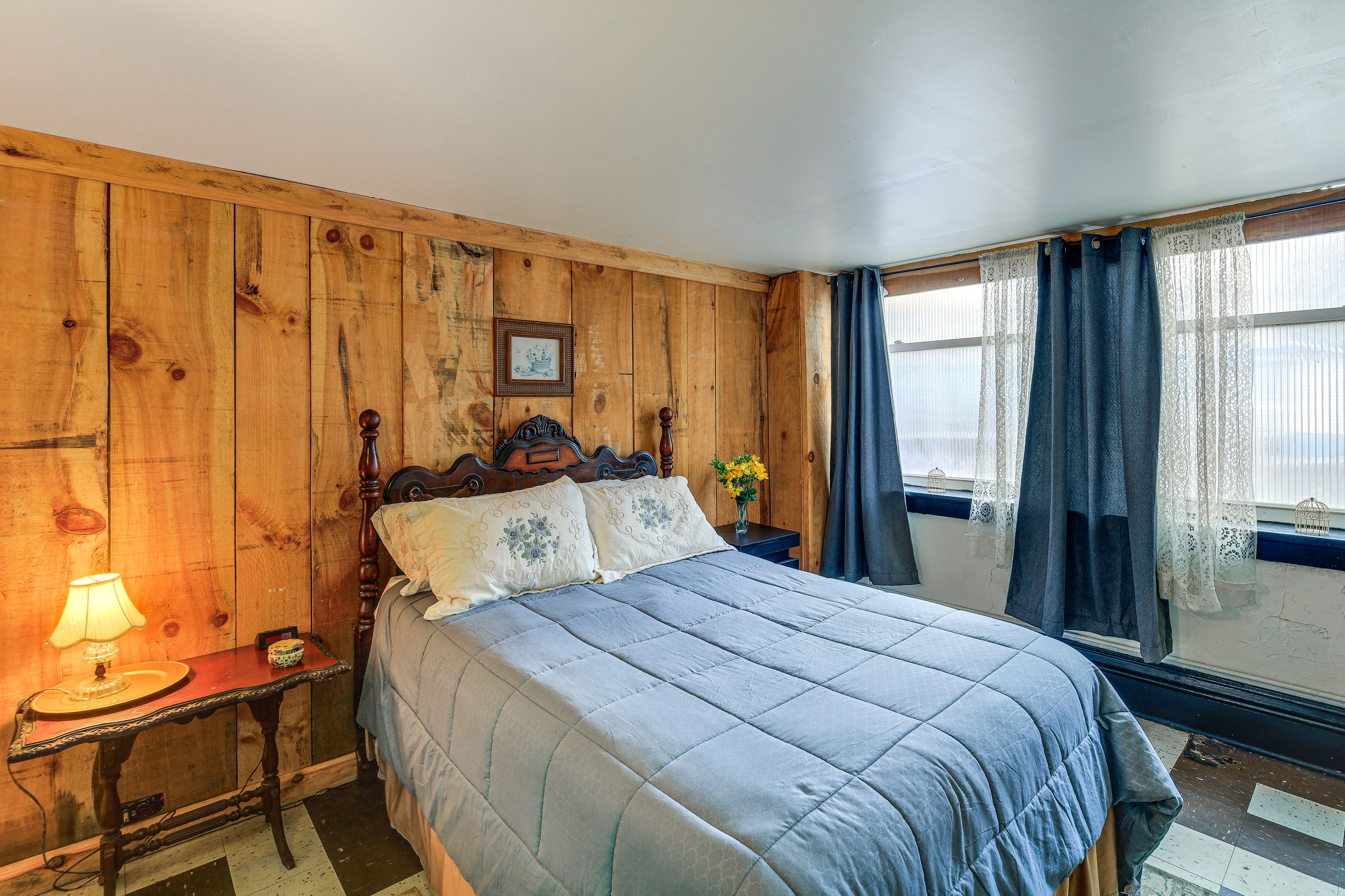 Suite 4 | Bedroom 6 | Queen Bed