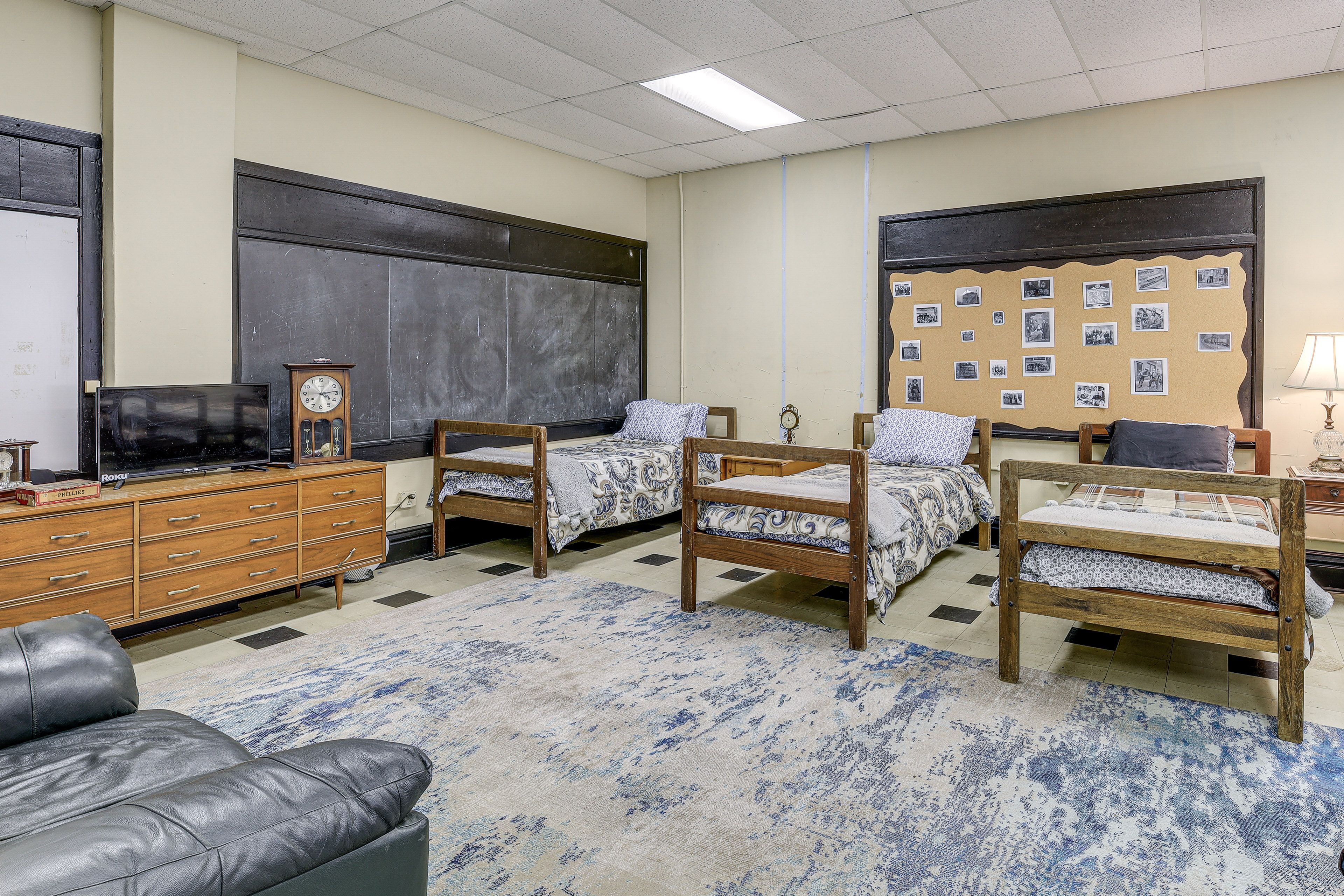 Suite 1 | Bedroom 1 | 6 Twin Beds