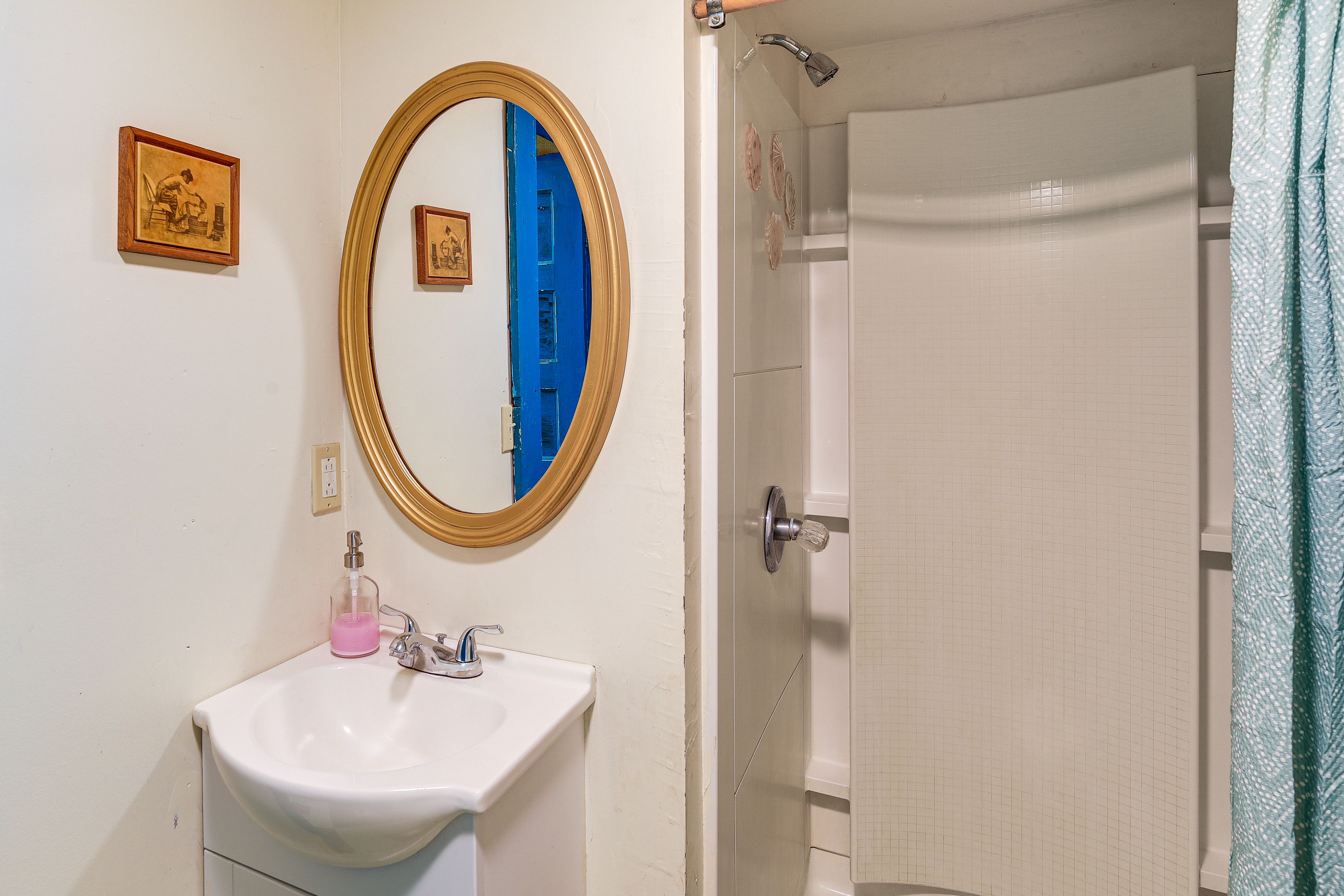 Suite 4 | Full Bath