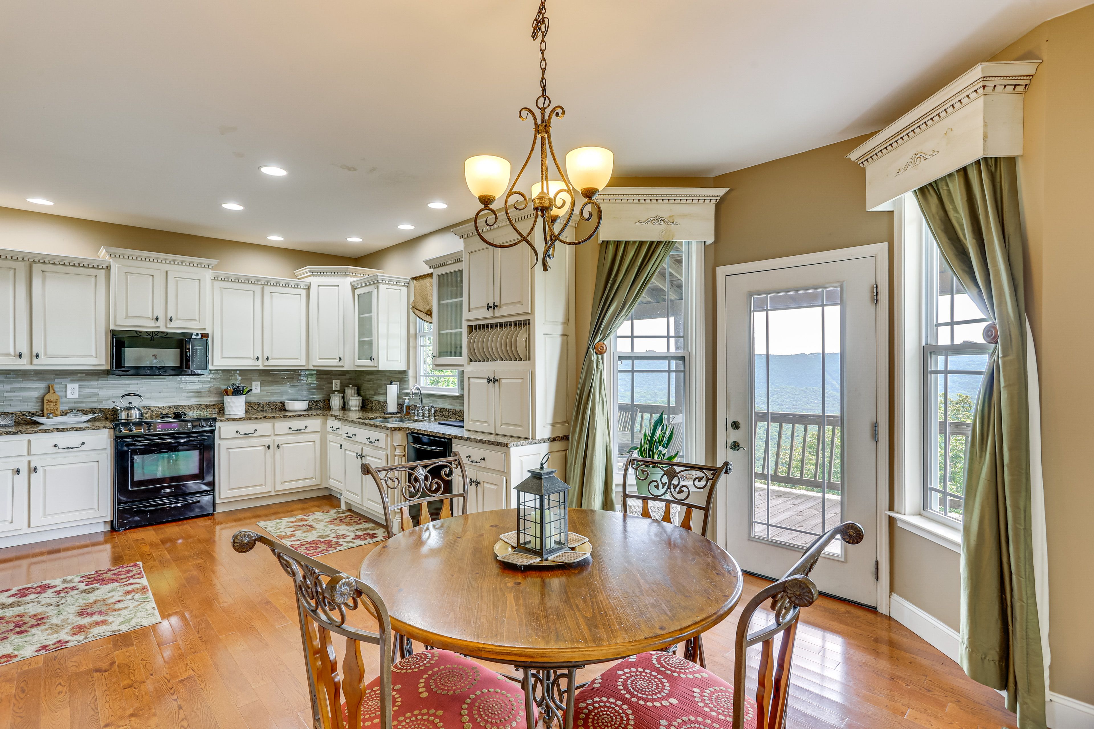 Eat-In Kitchen