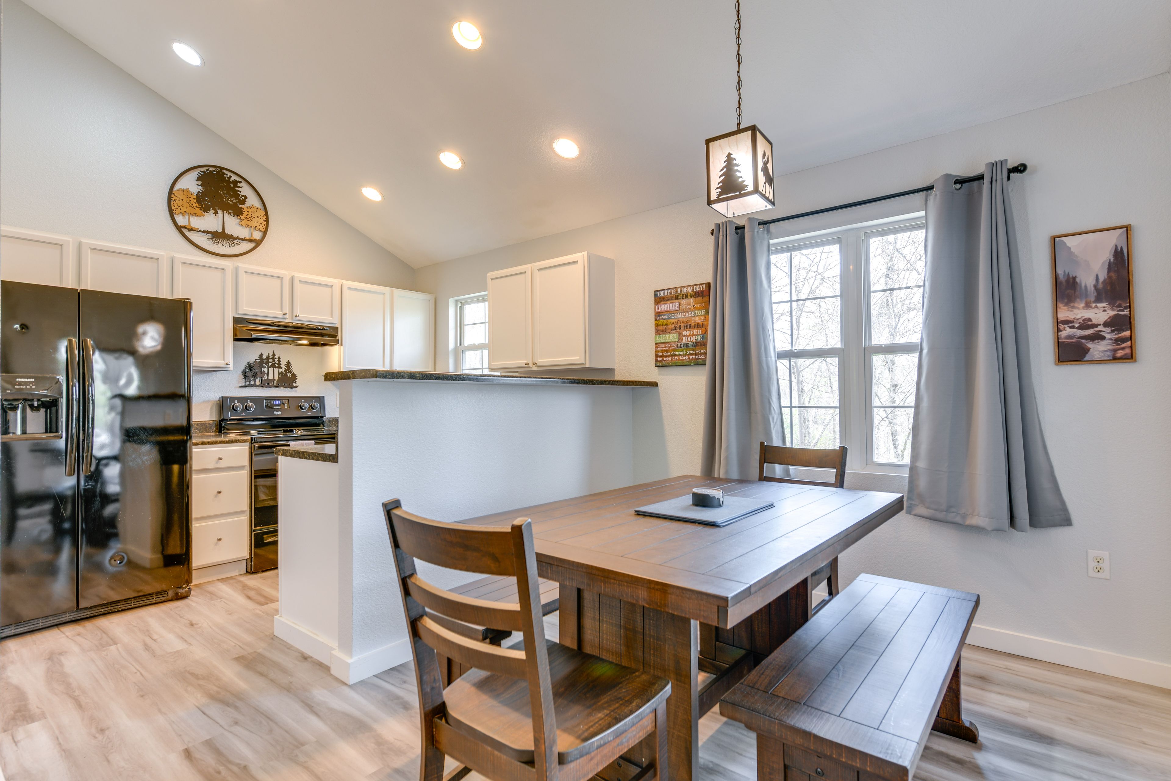 Lodge B | Dining Area