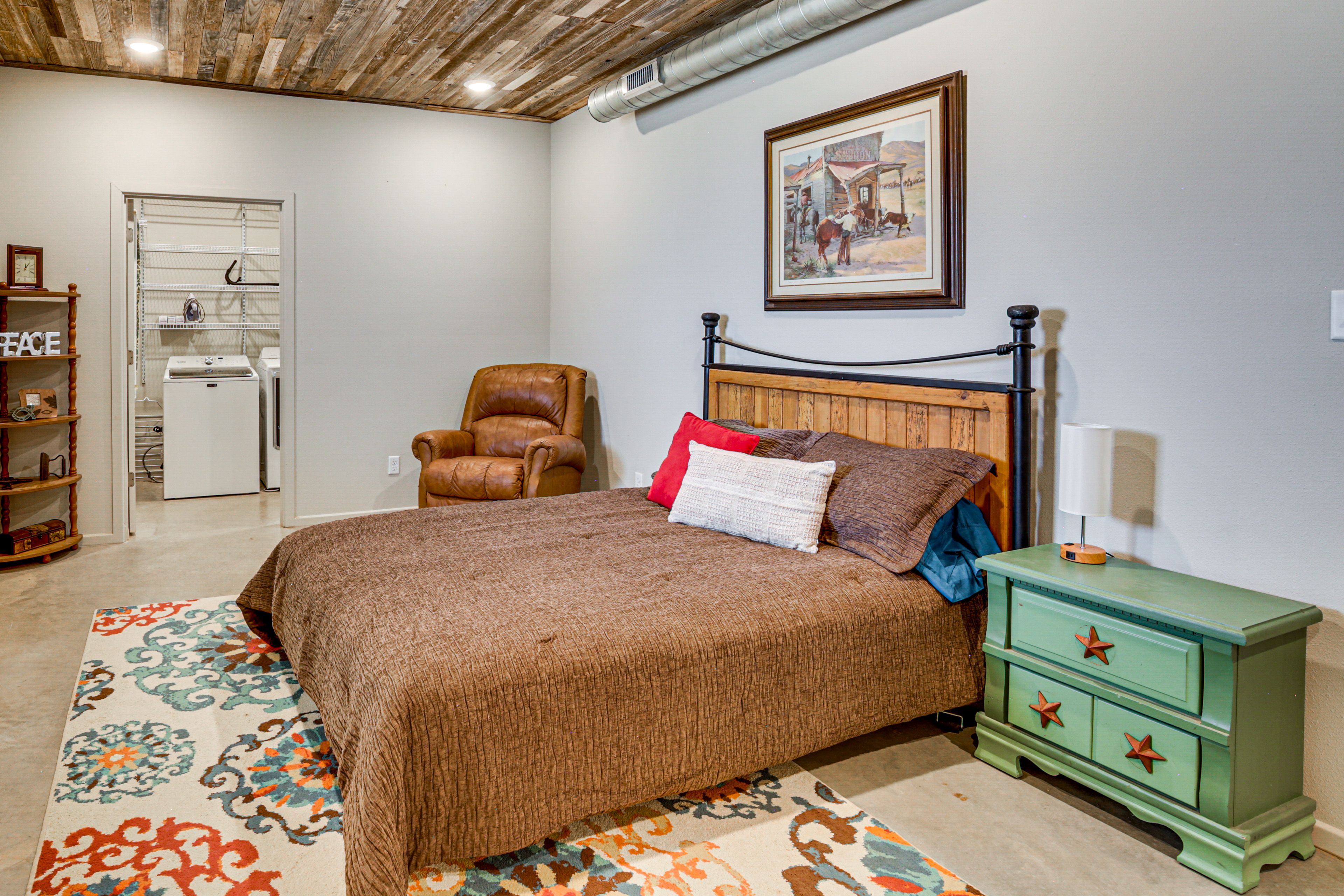 Bedroom 1 | Queen Bed
