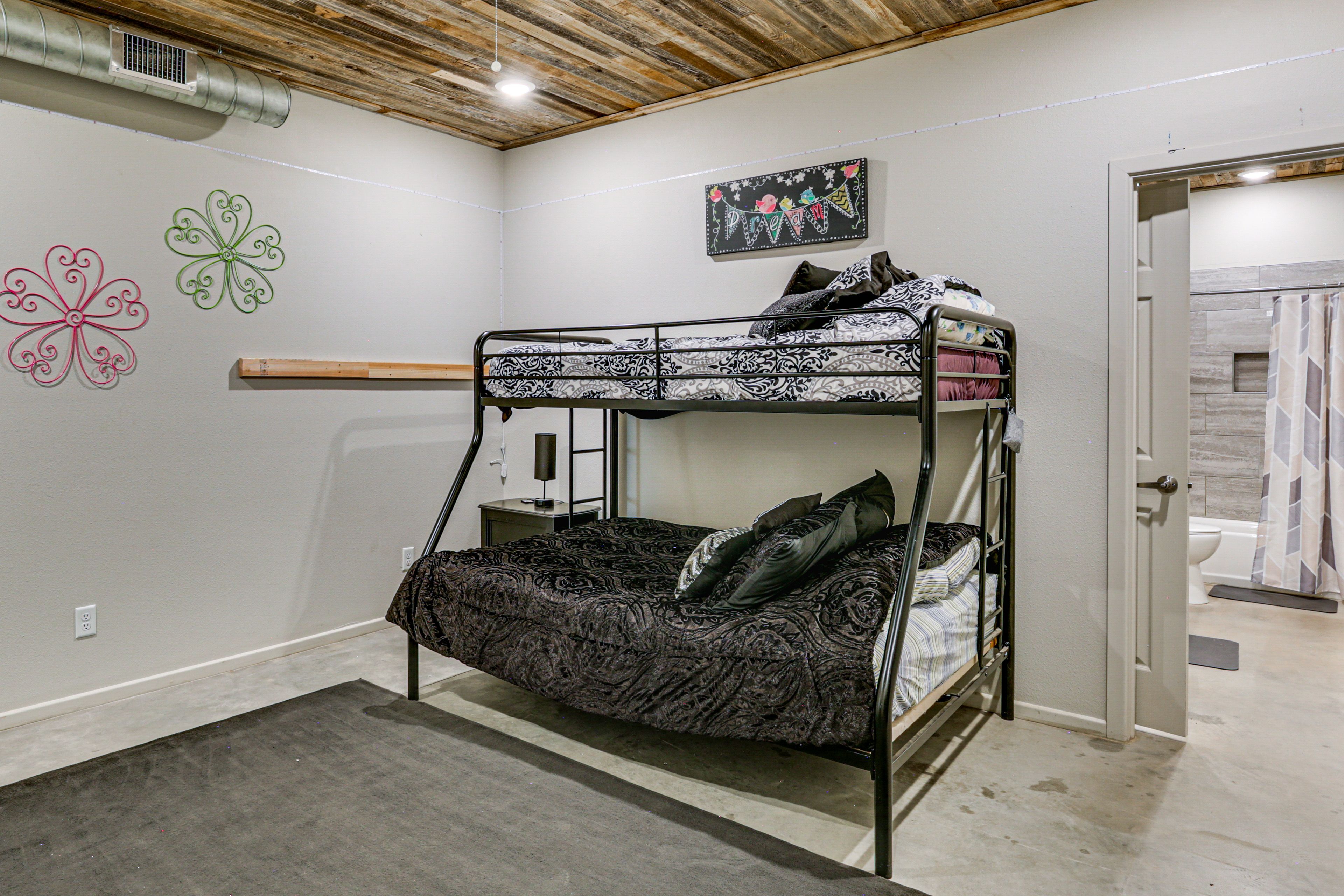 Bedroom 3 | Twin/Full Bunk Bed