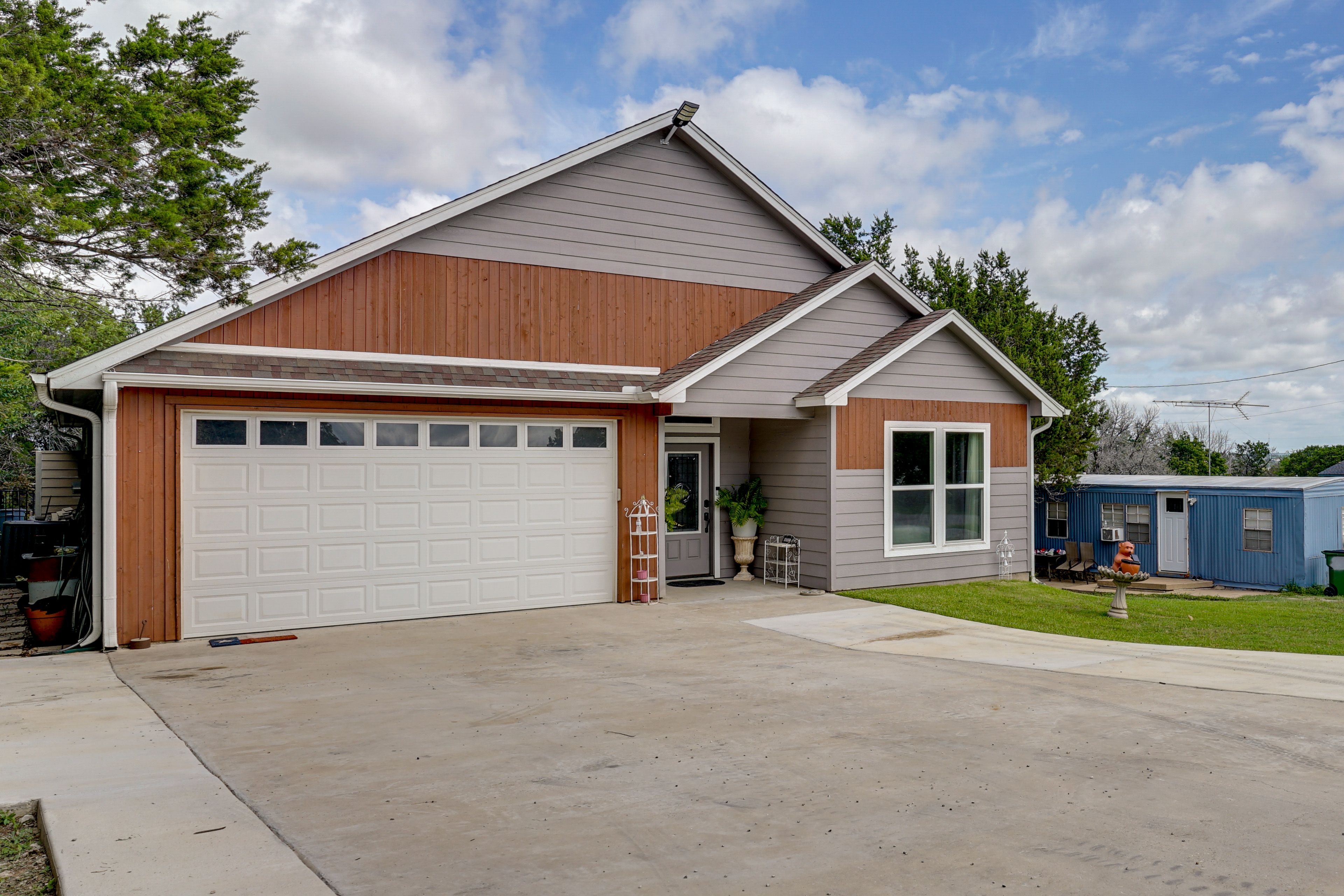 Driveway Parking (6 Vehicles) | Trailer/Boat Parking Permitted