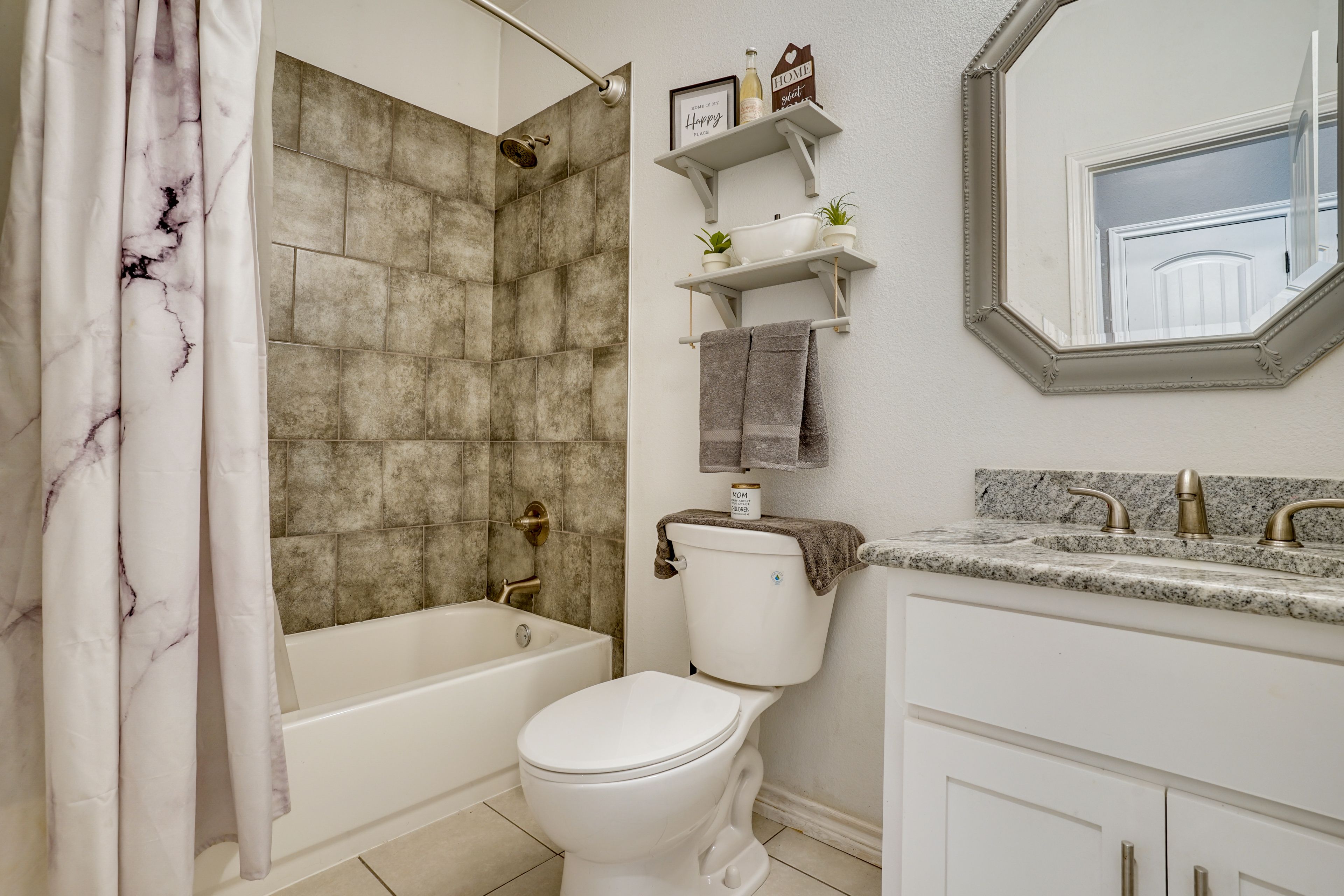 Full Bathroom | Towels & Linens Provided